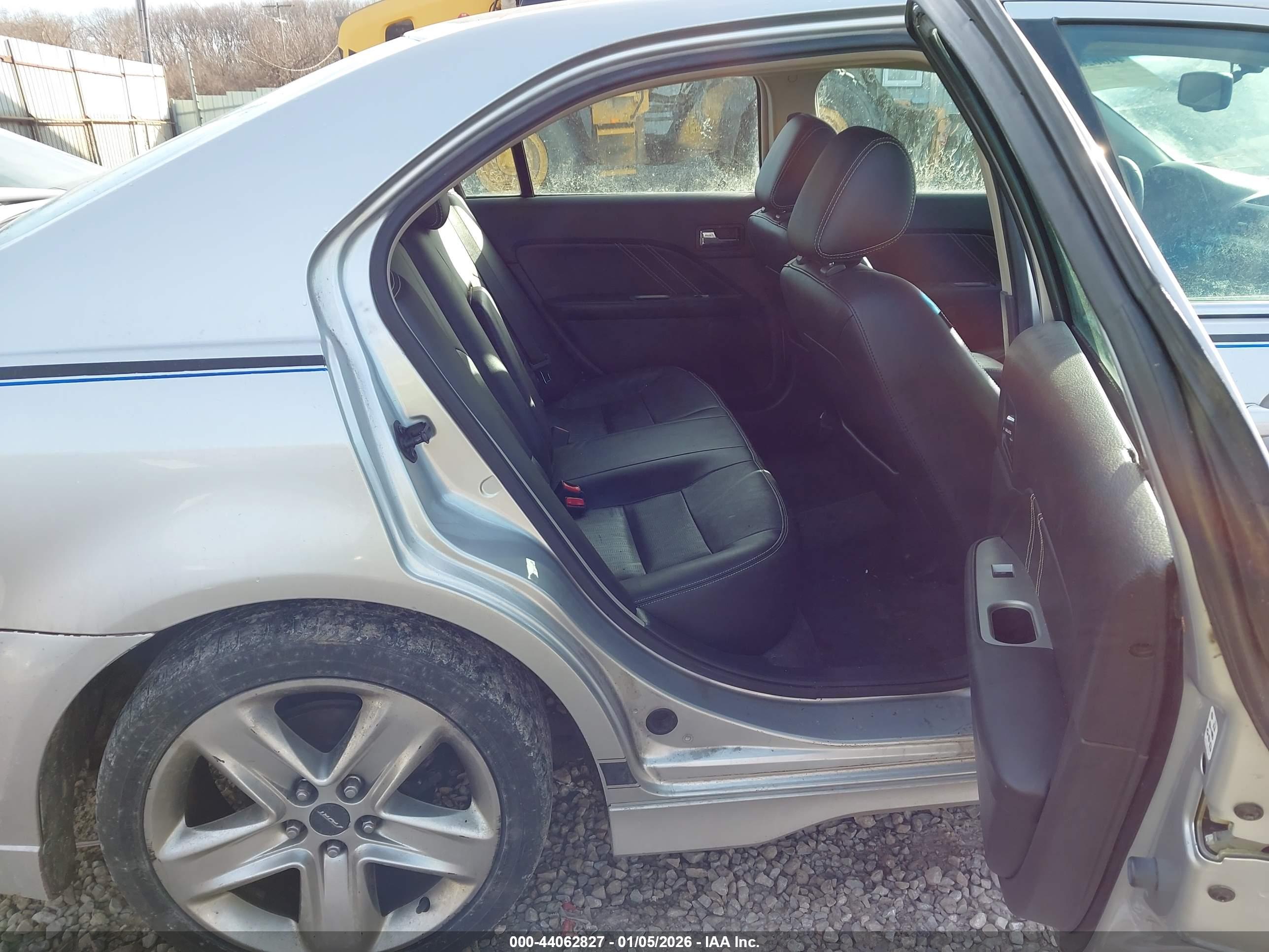 FORD FUSION image 8