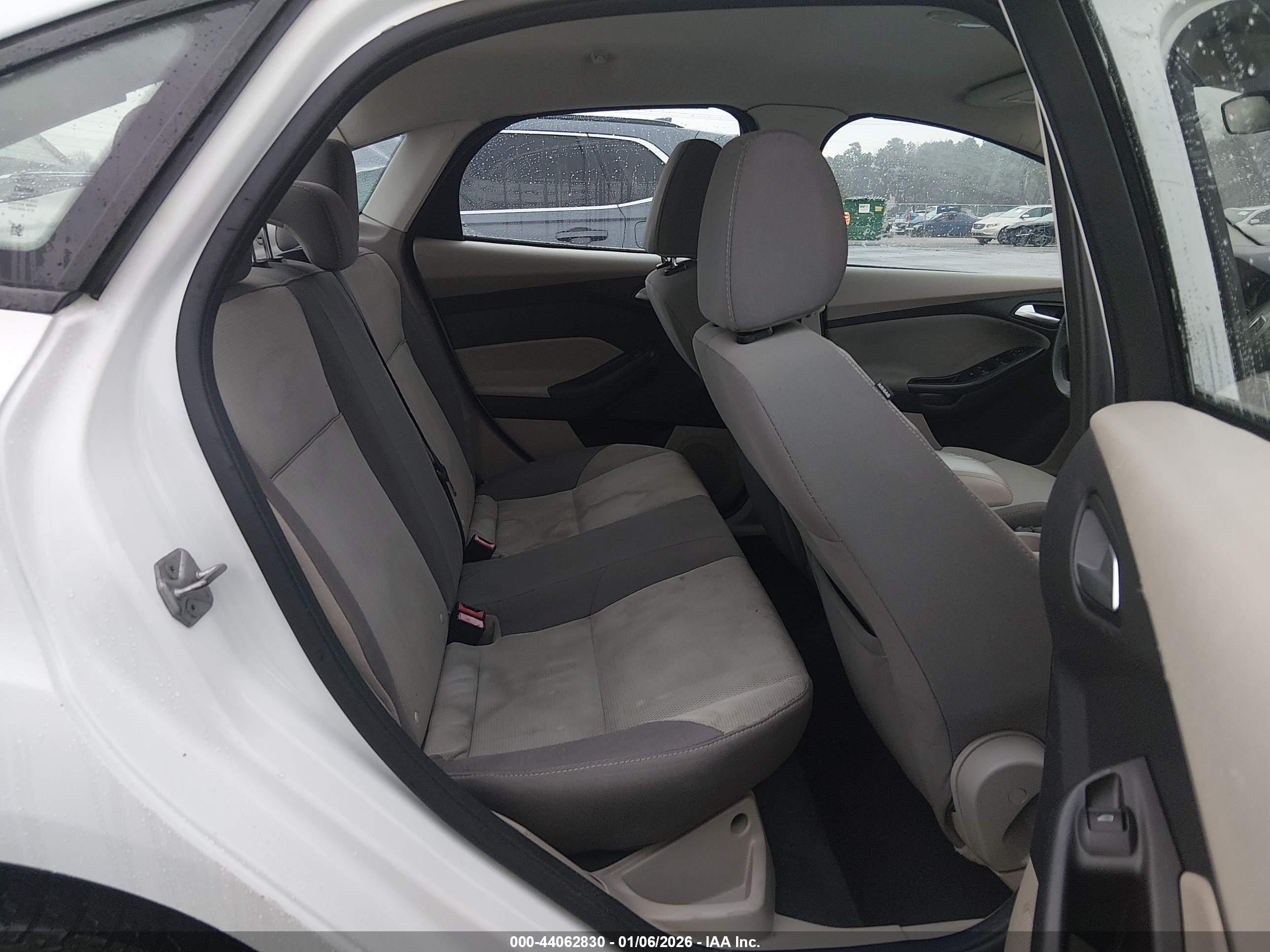 FORD FOCUS image 8