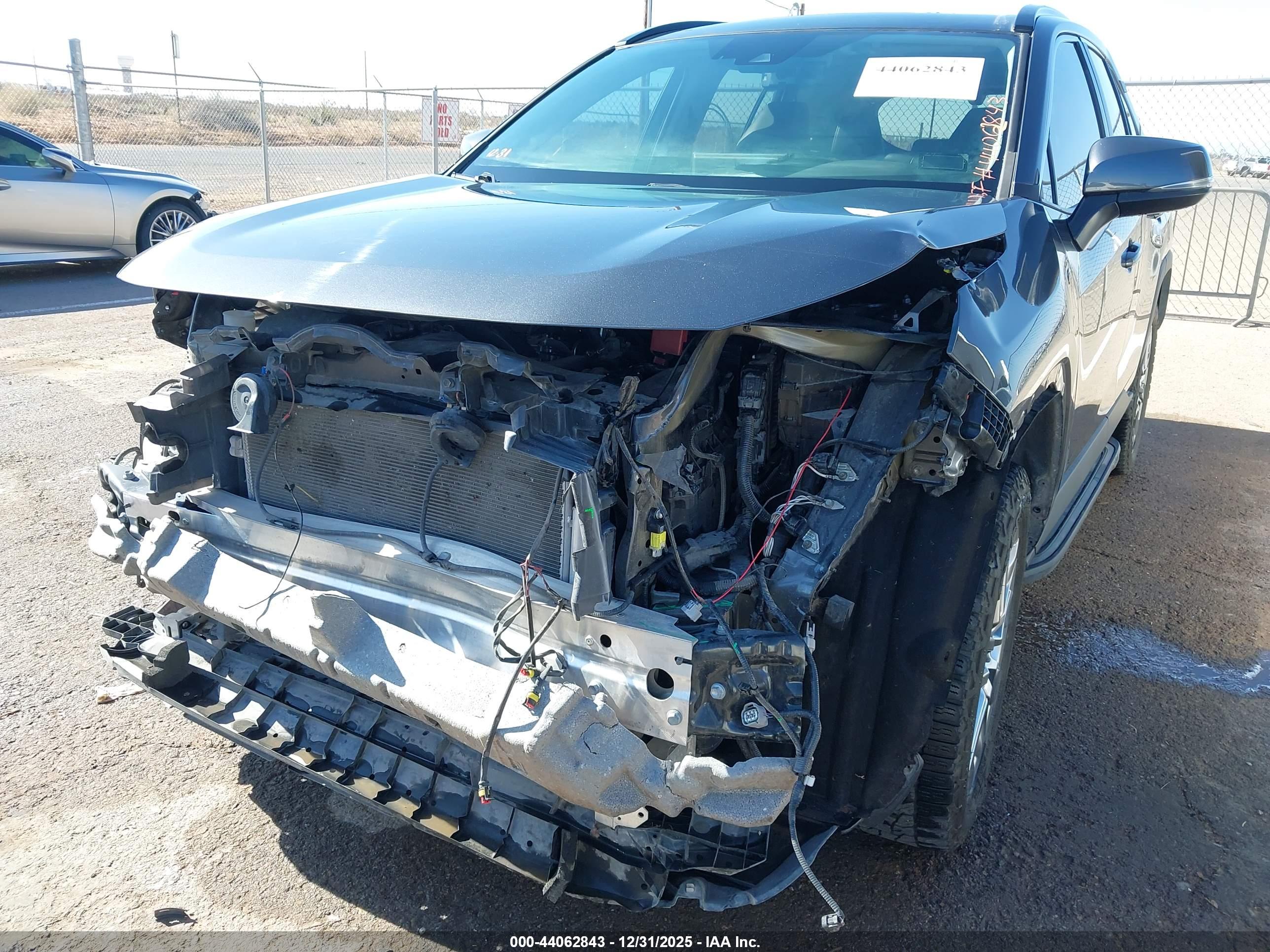 TOYOTA RAV4 image 6