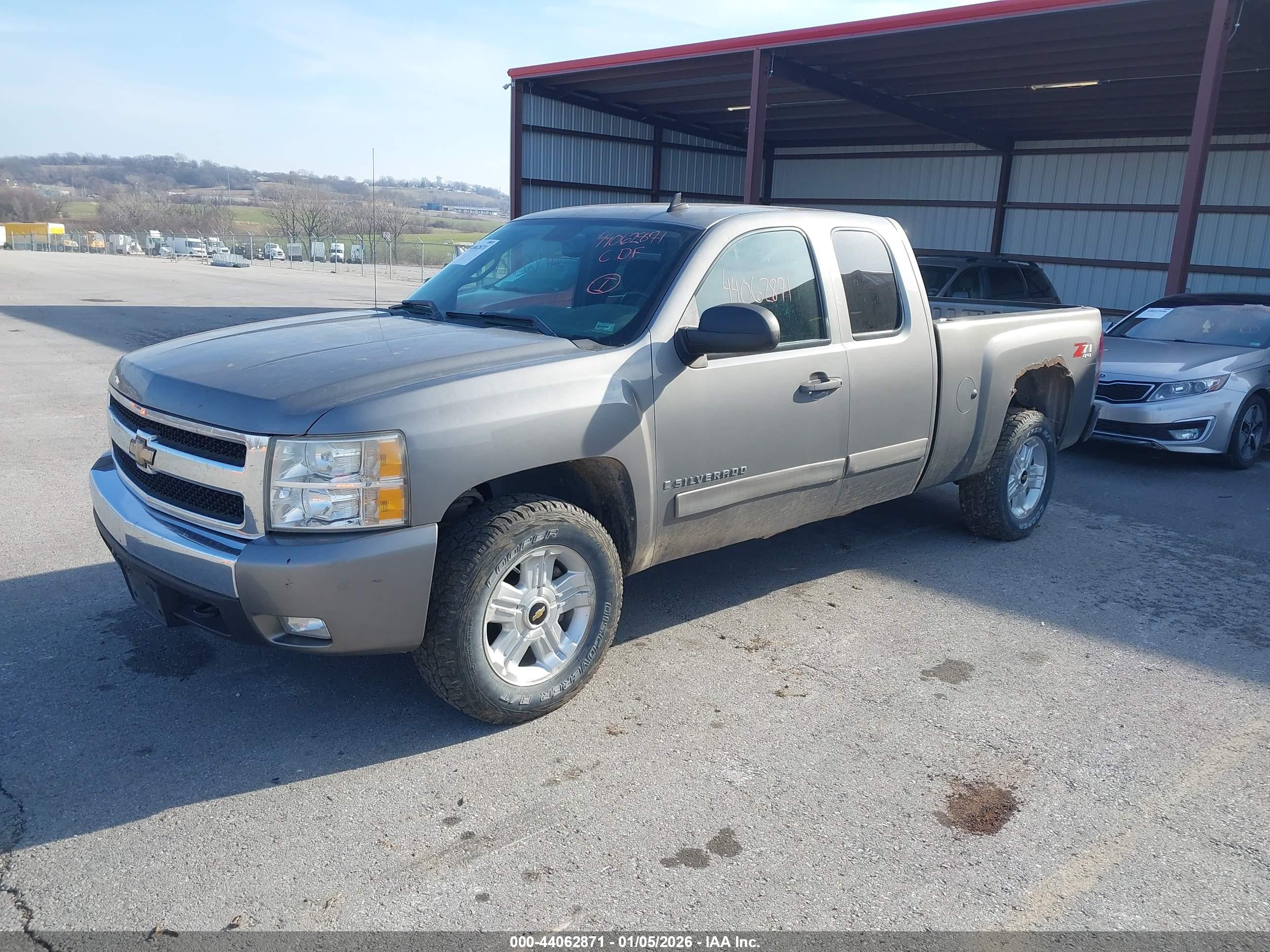 CHEVROLET SILVERADO image 2