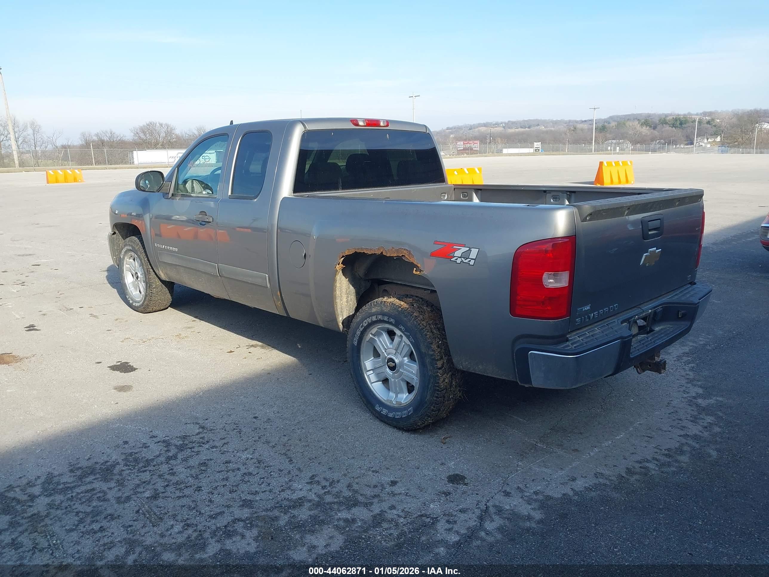 CHEVROLET SILVERADO image 3