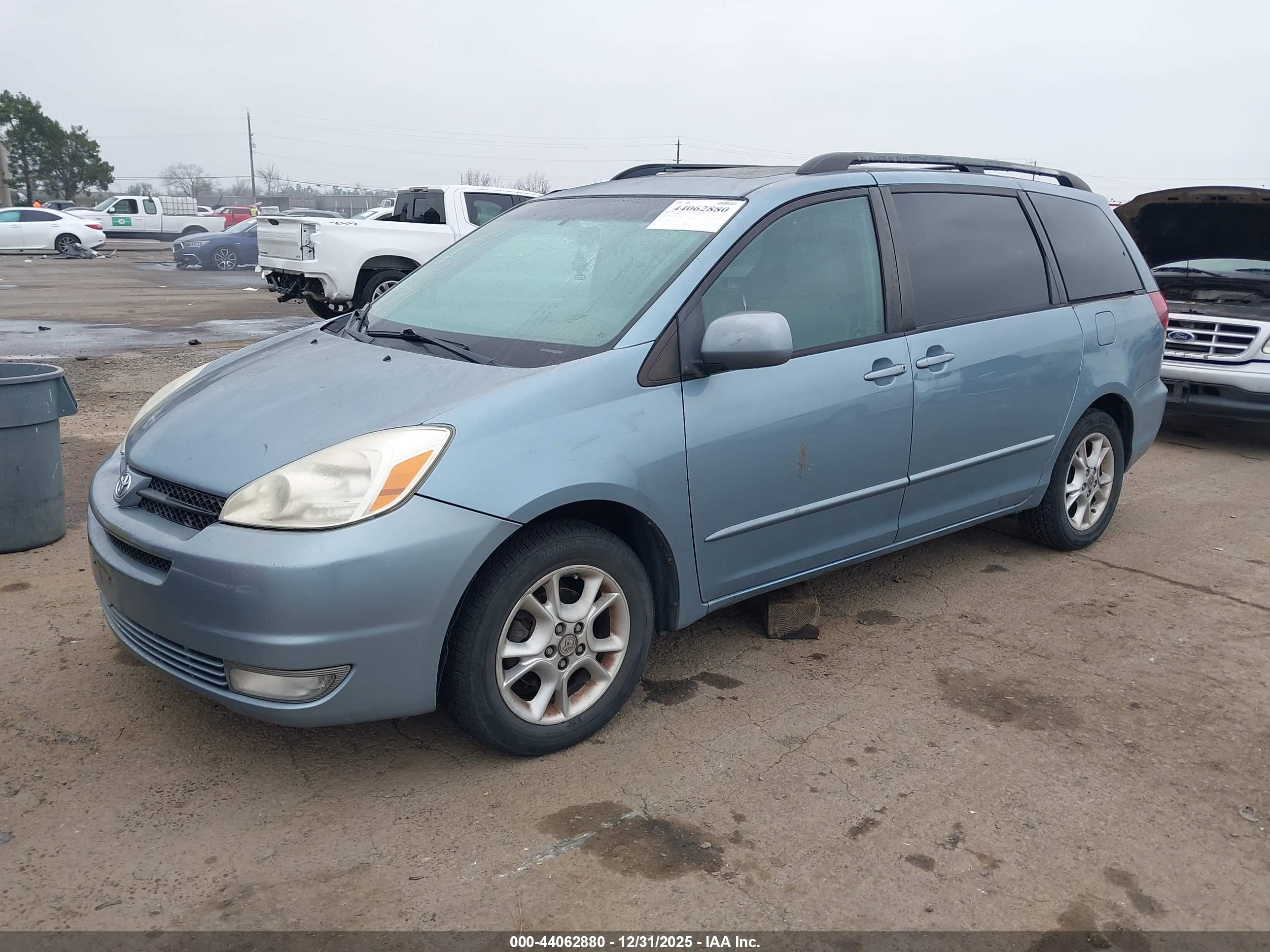 TOYOTA SIENNA image 2