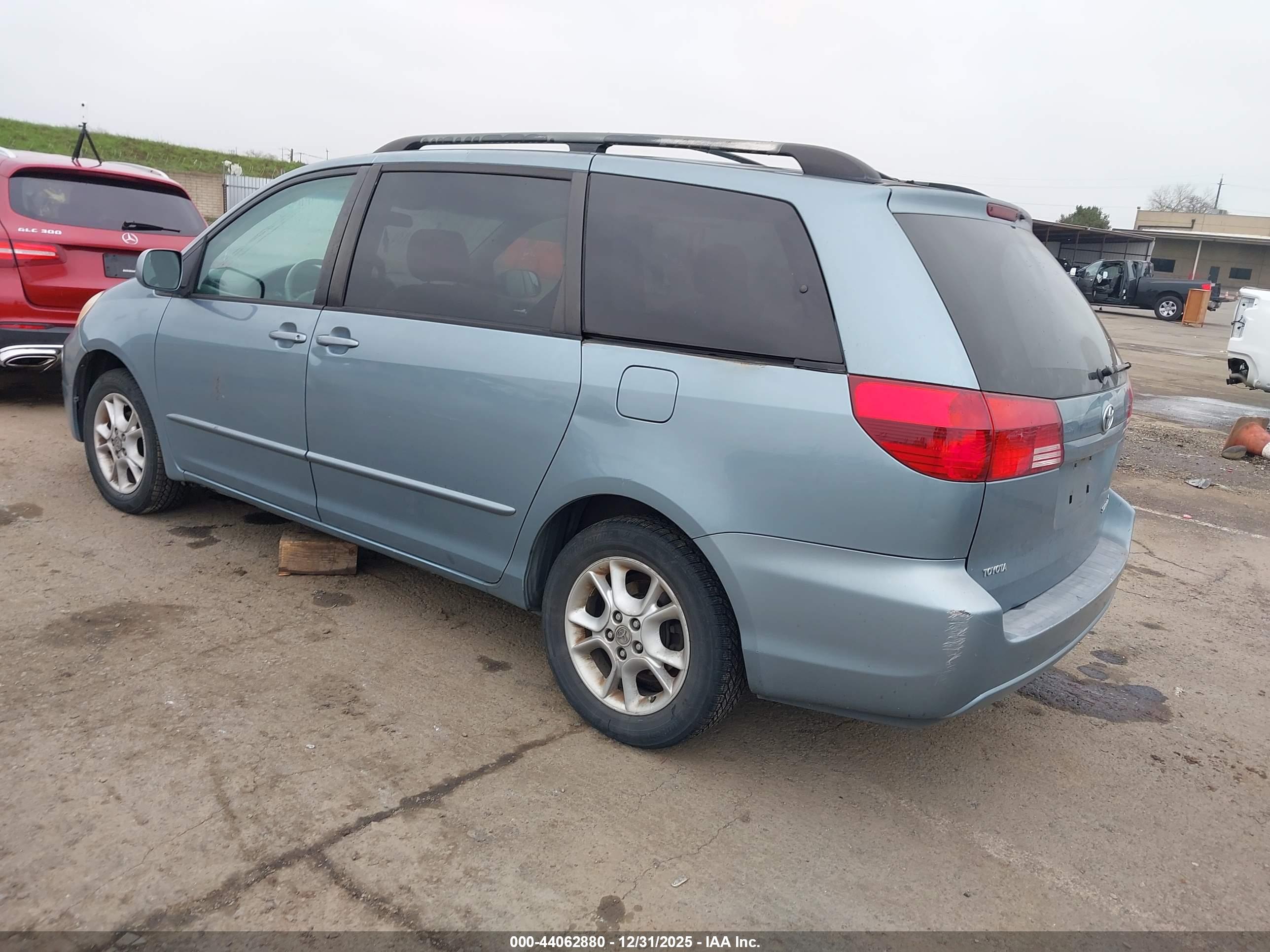 TOYOTA SIENNA image 3