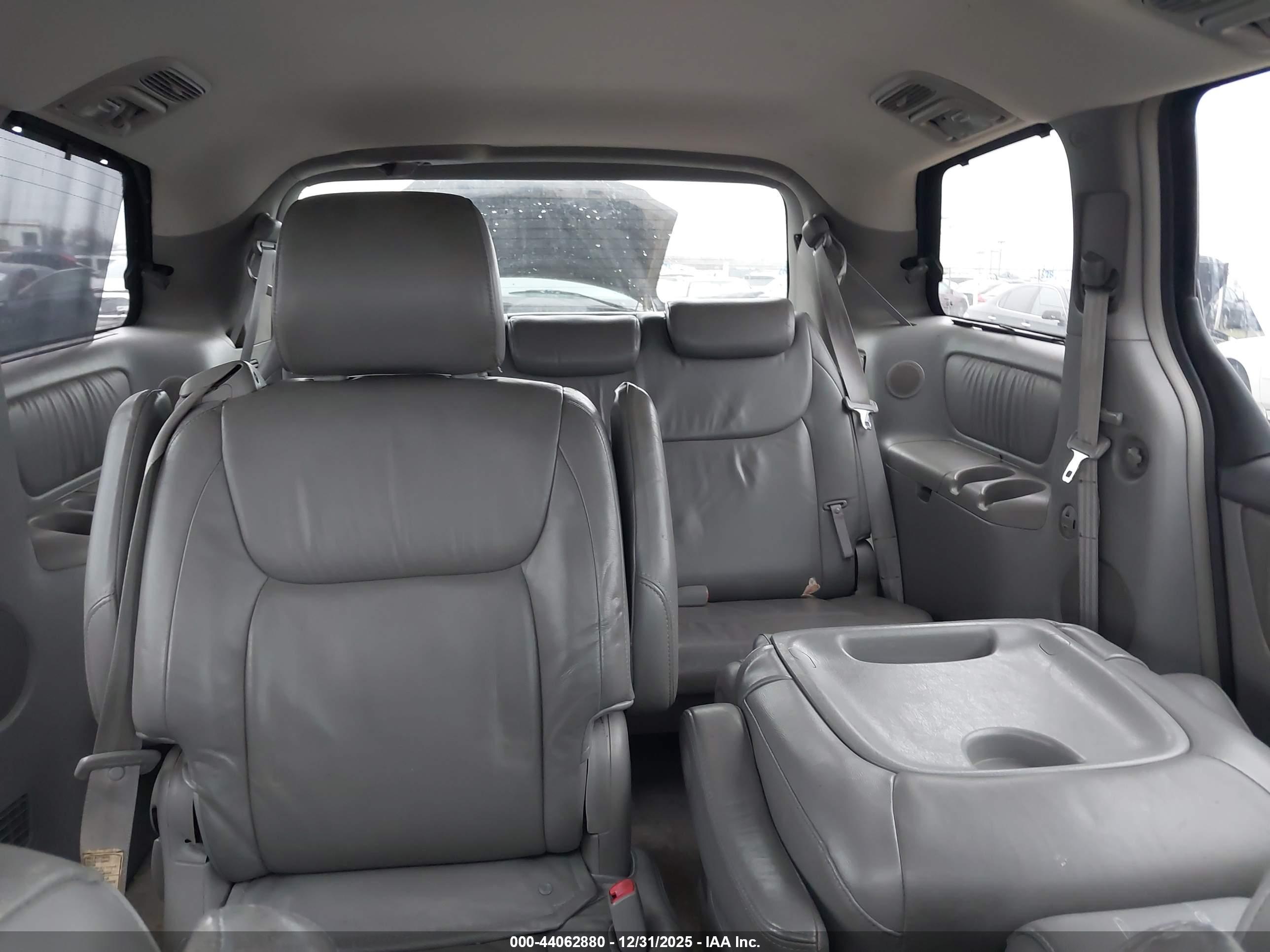 TOYOTA SIENNA image 8