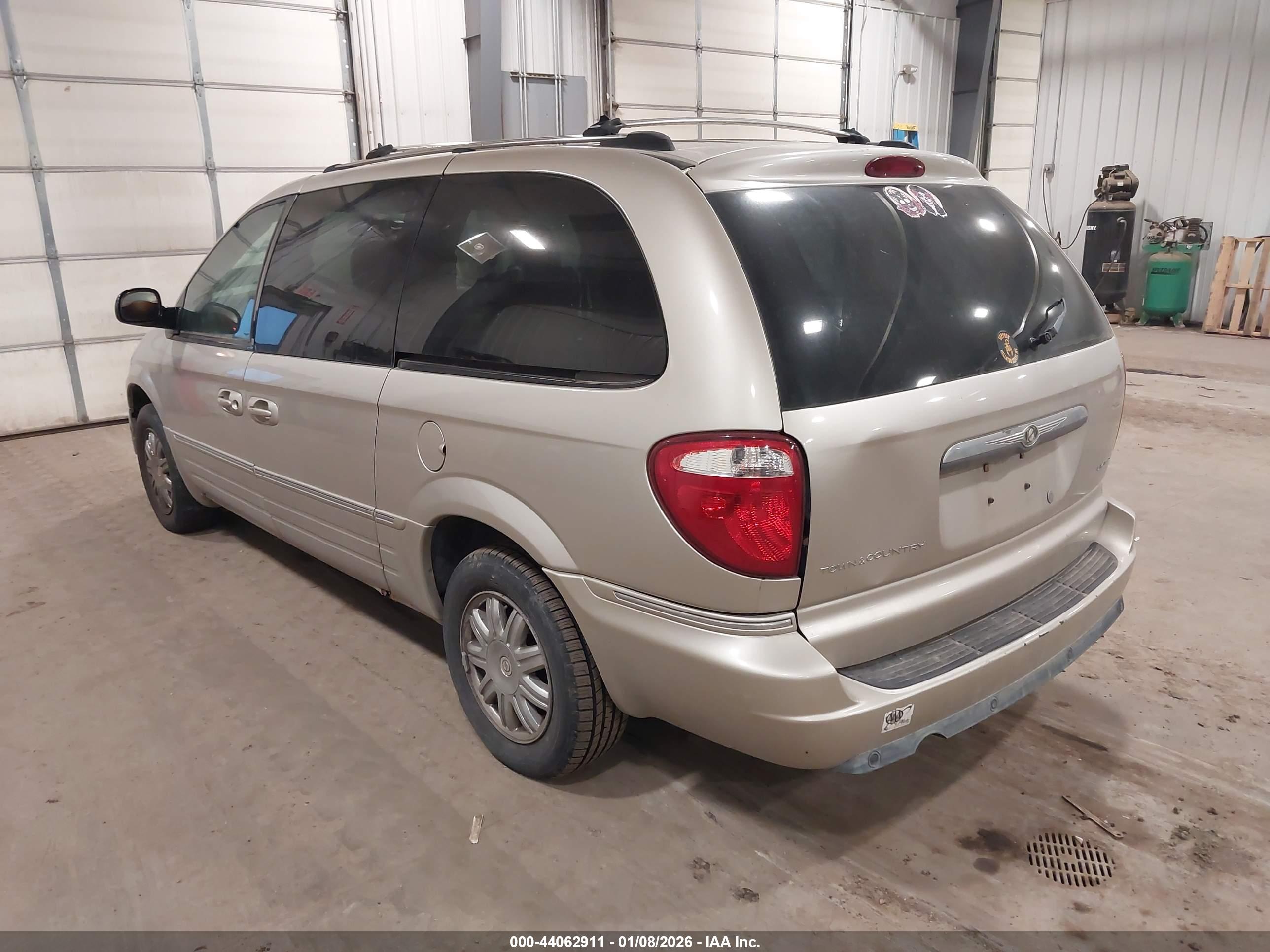 CHRYSLER TOWN image 3