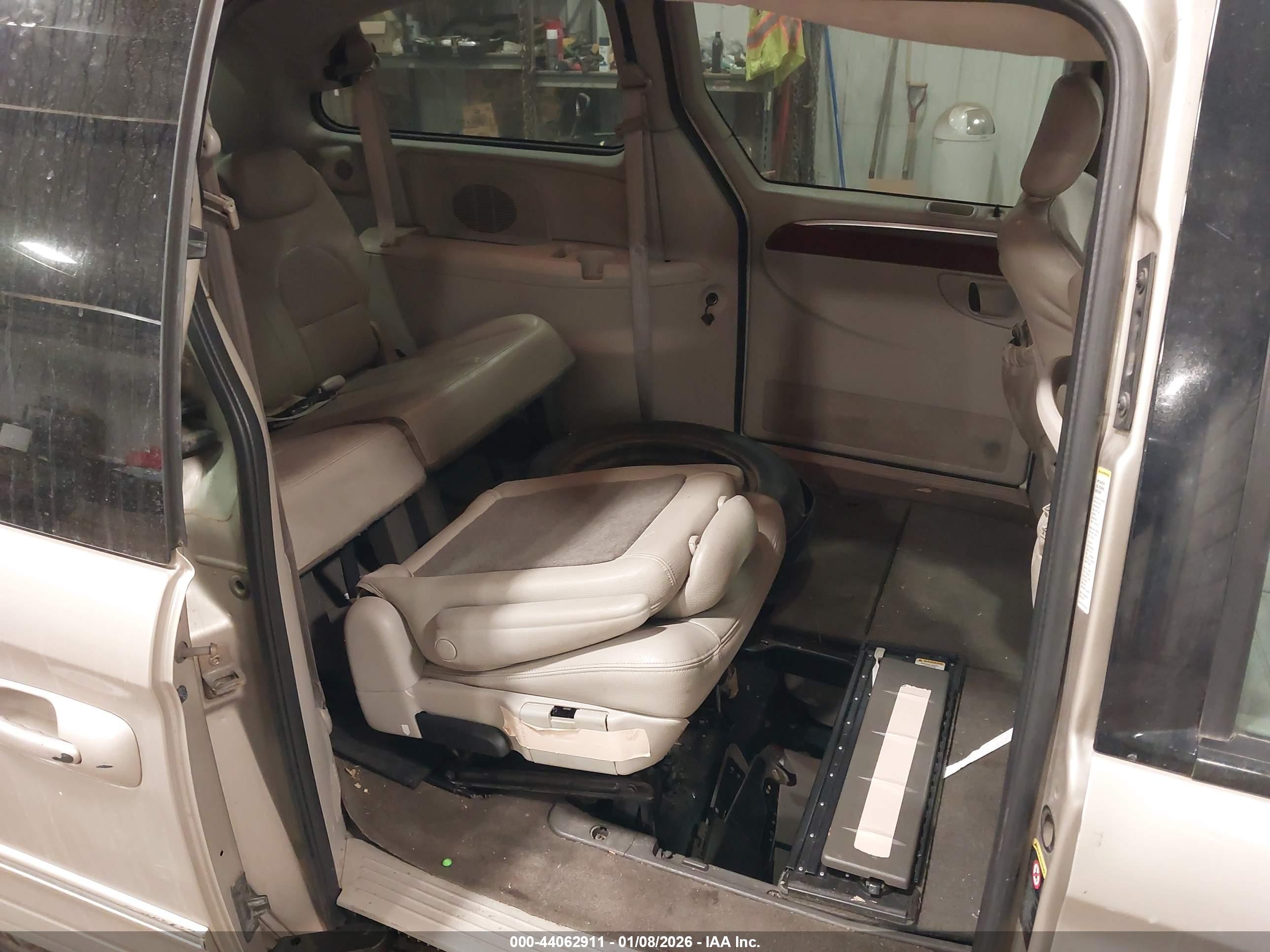 CHRYSLER TOWN image 8