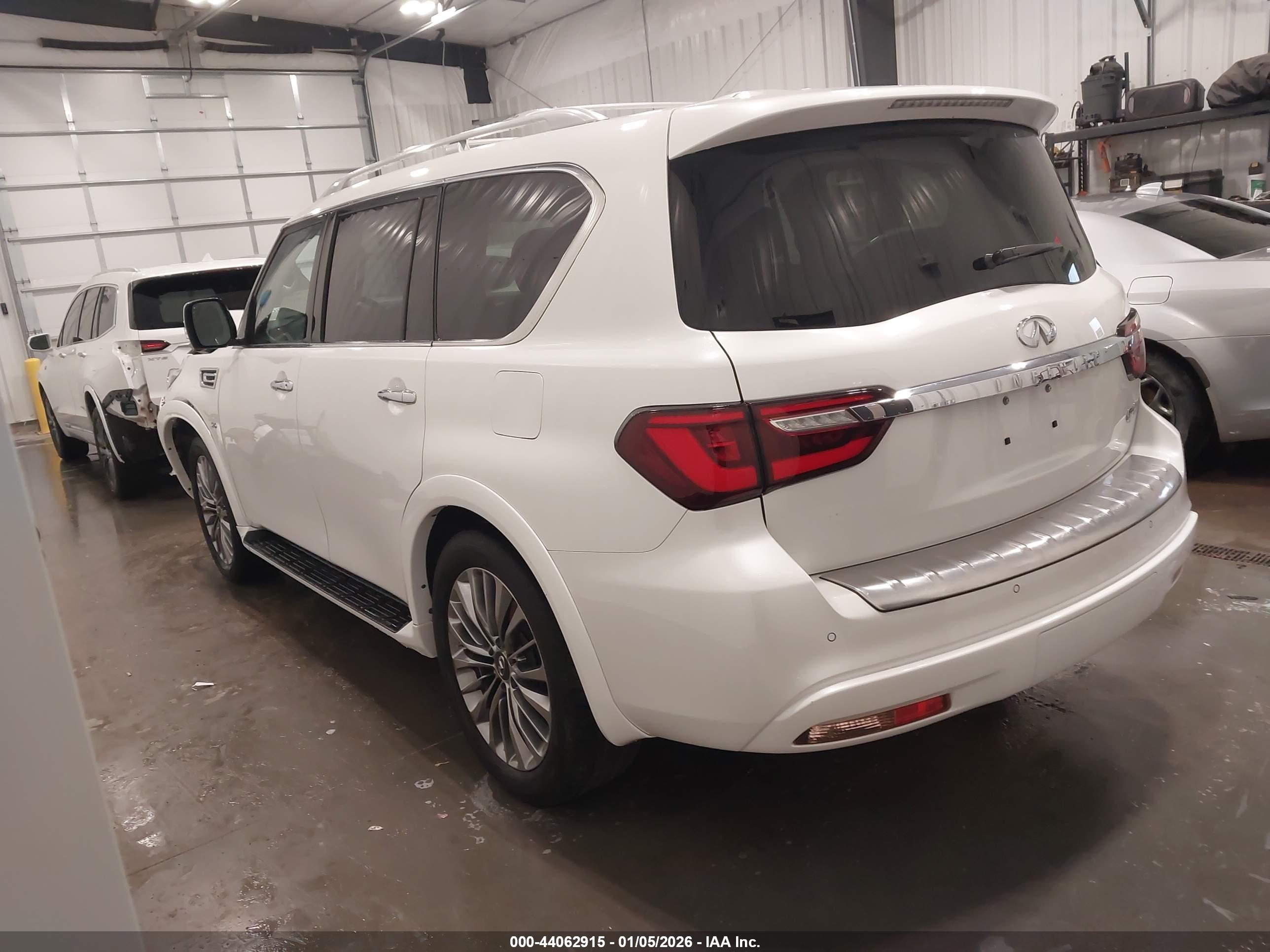 INFINITI QX80 image 3