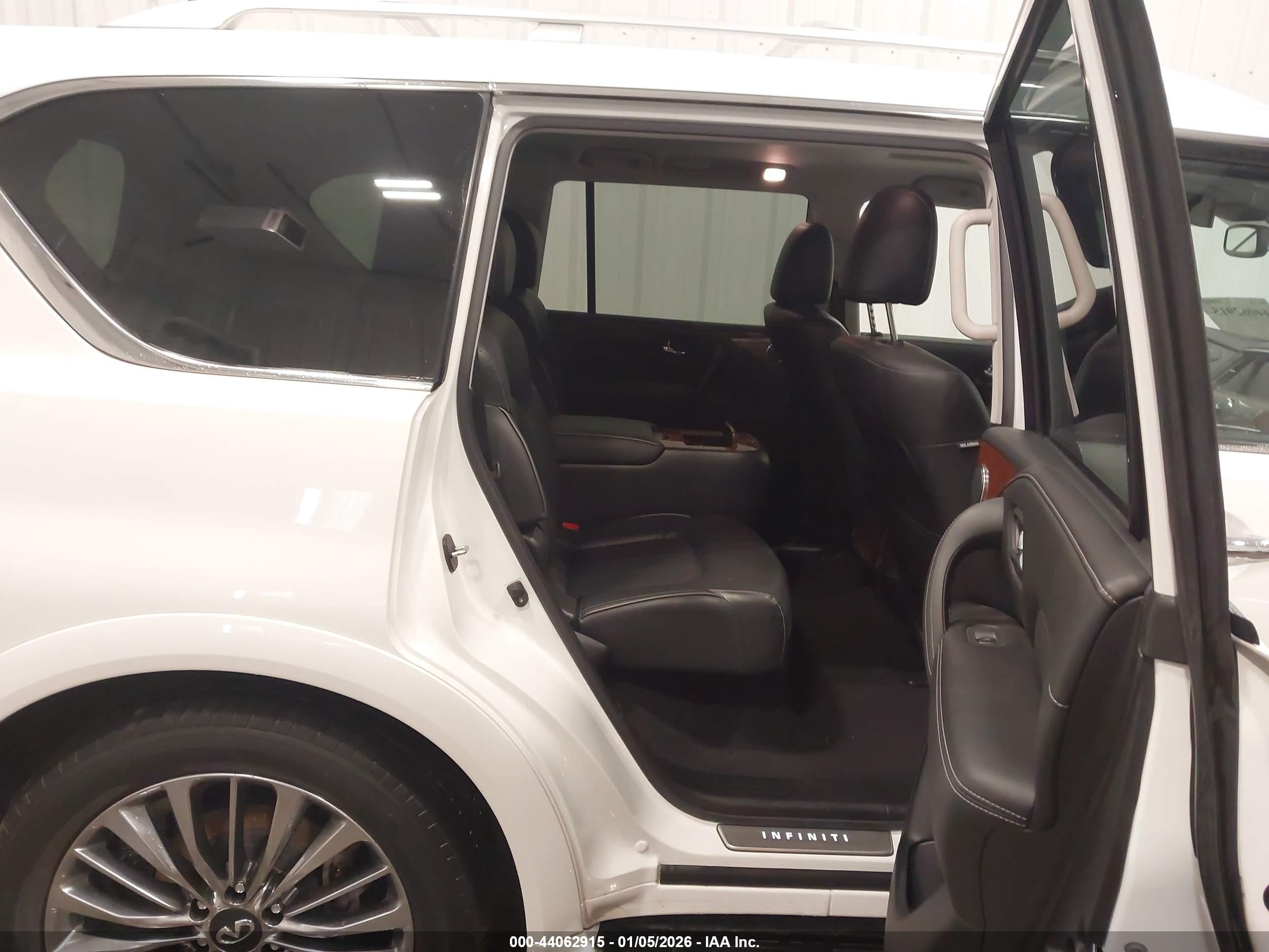 INFINITI QX80 image 8
