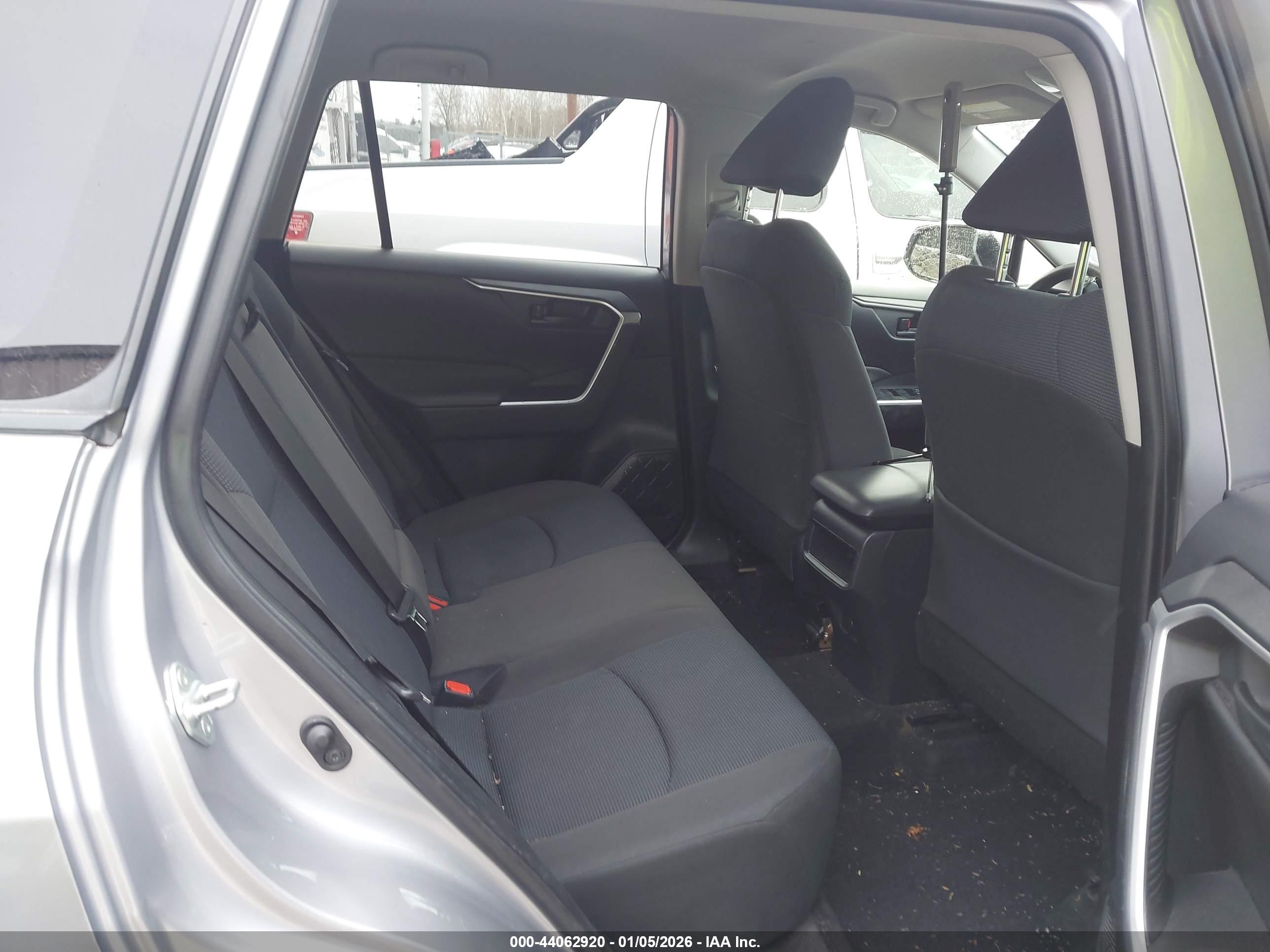 TOYOTA RAV4 image 8