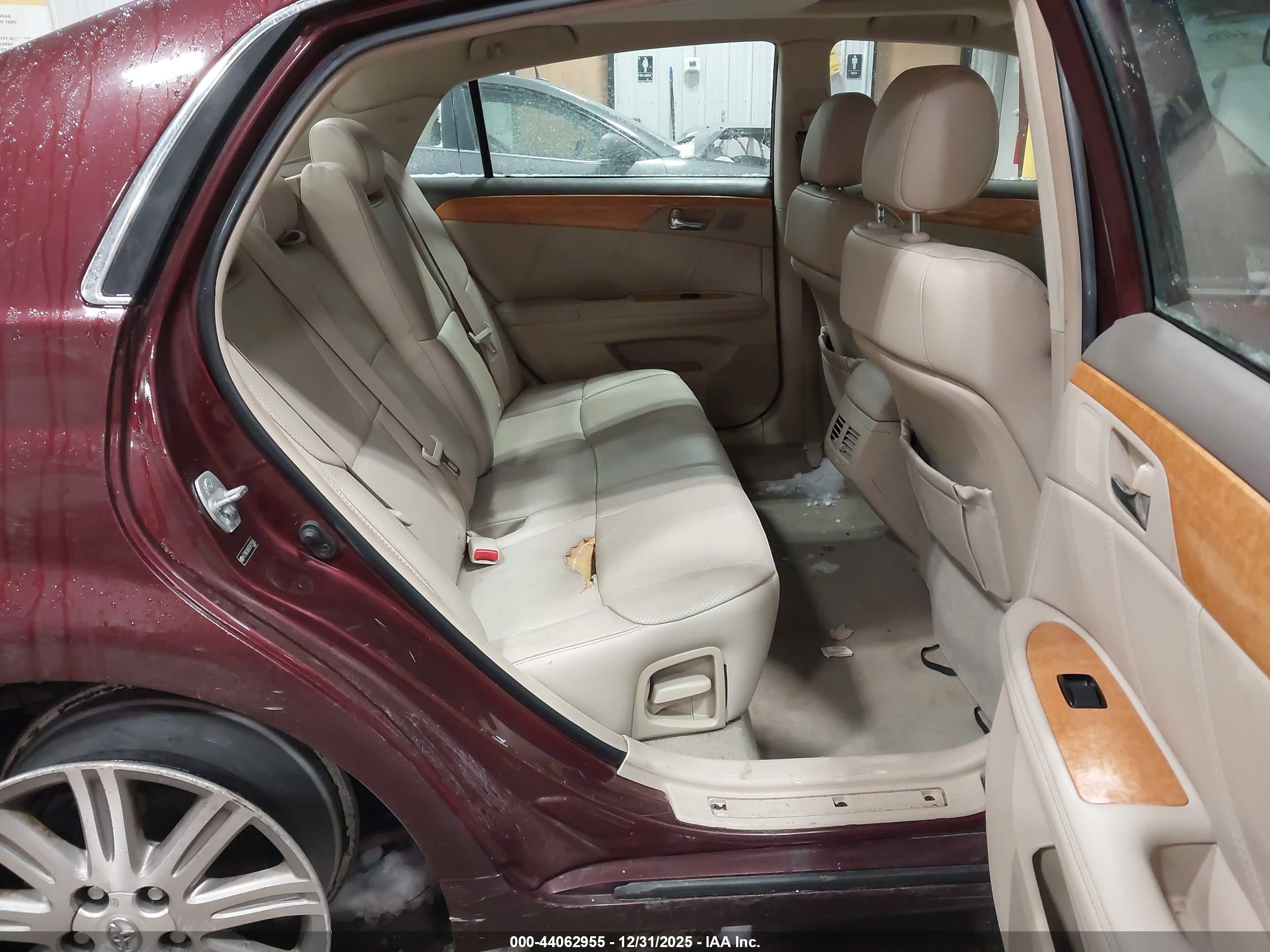 TOYOTA AVALON image 8