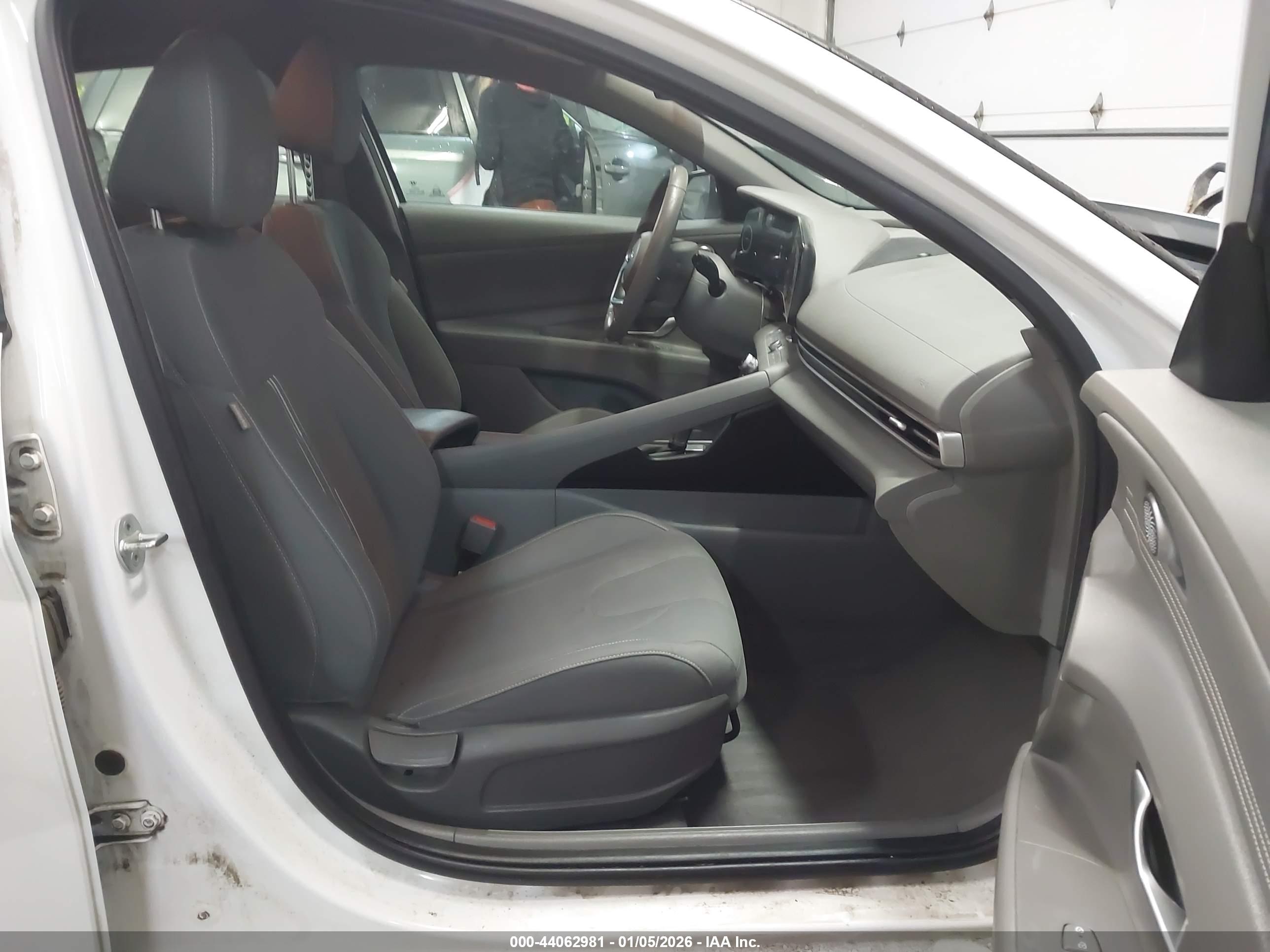 HYUNDAI ELANTRA image 5