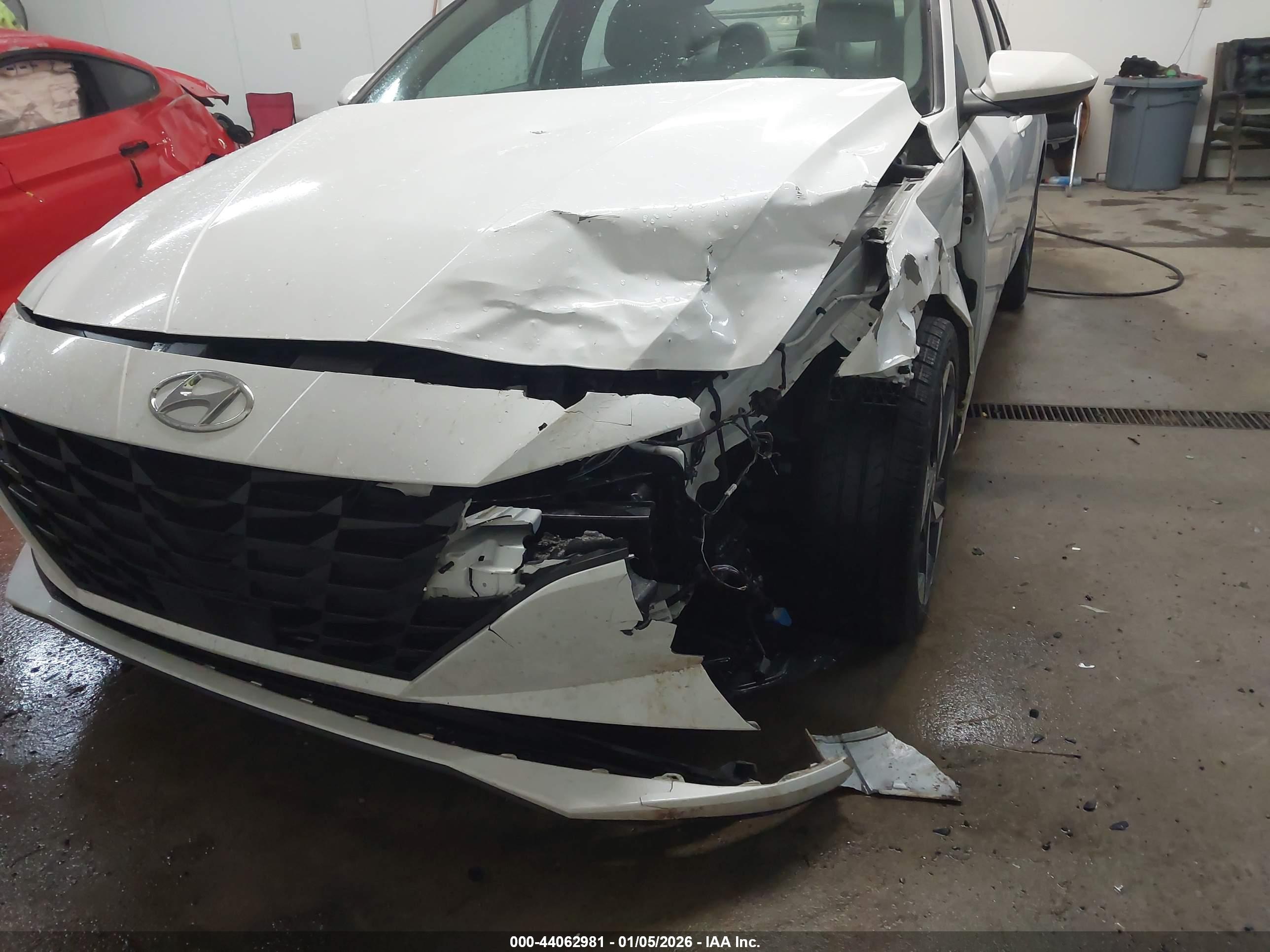 HYUNDAI ELANTRA image 6