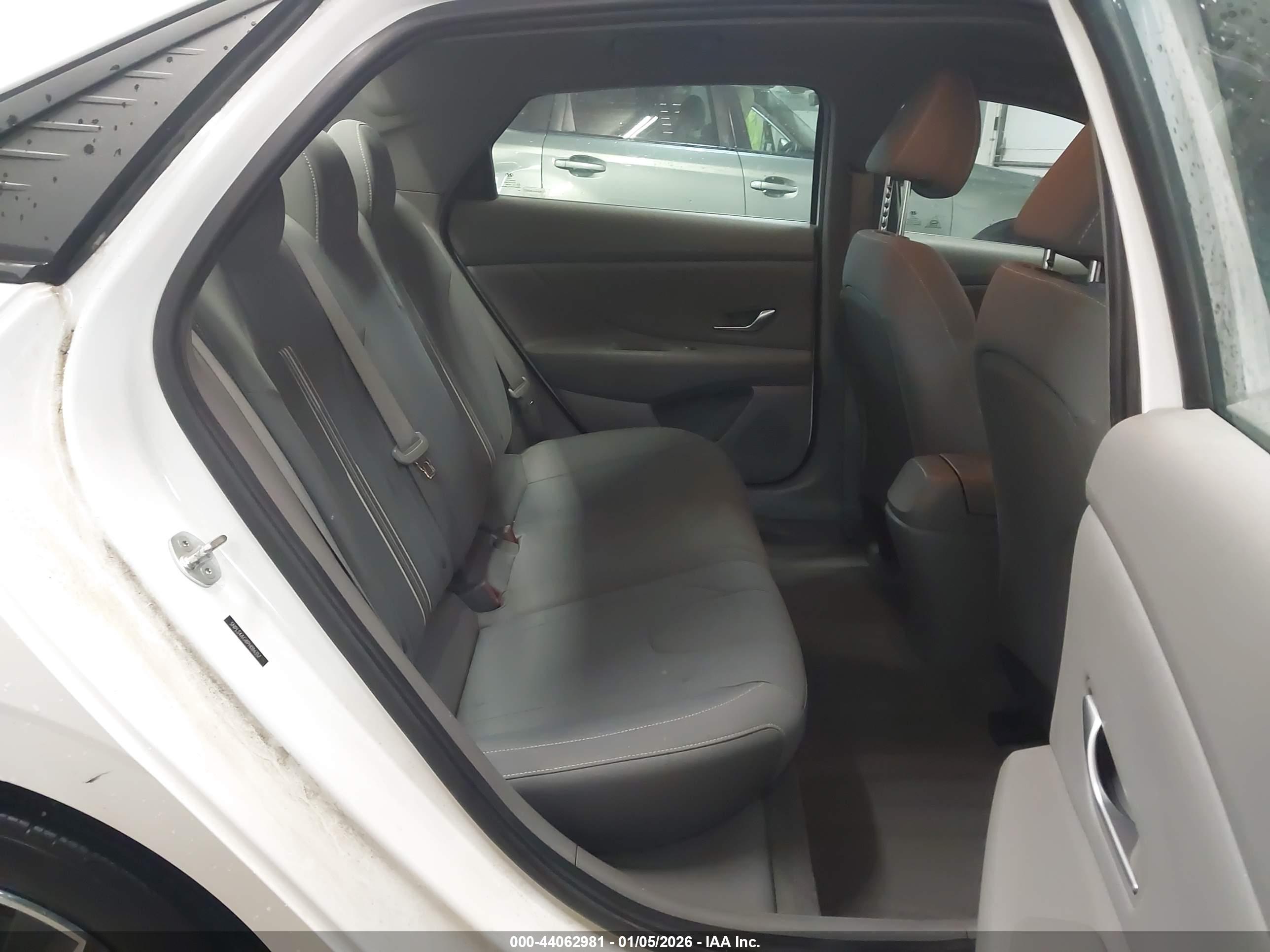 HYUNDAI ELANTRA image 8