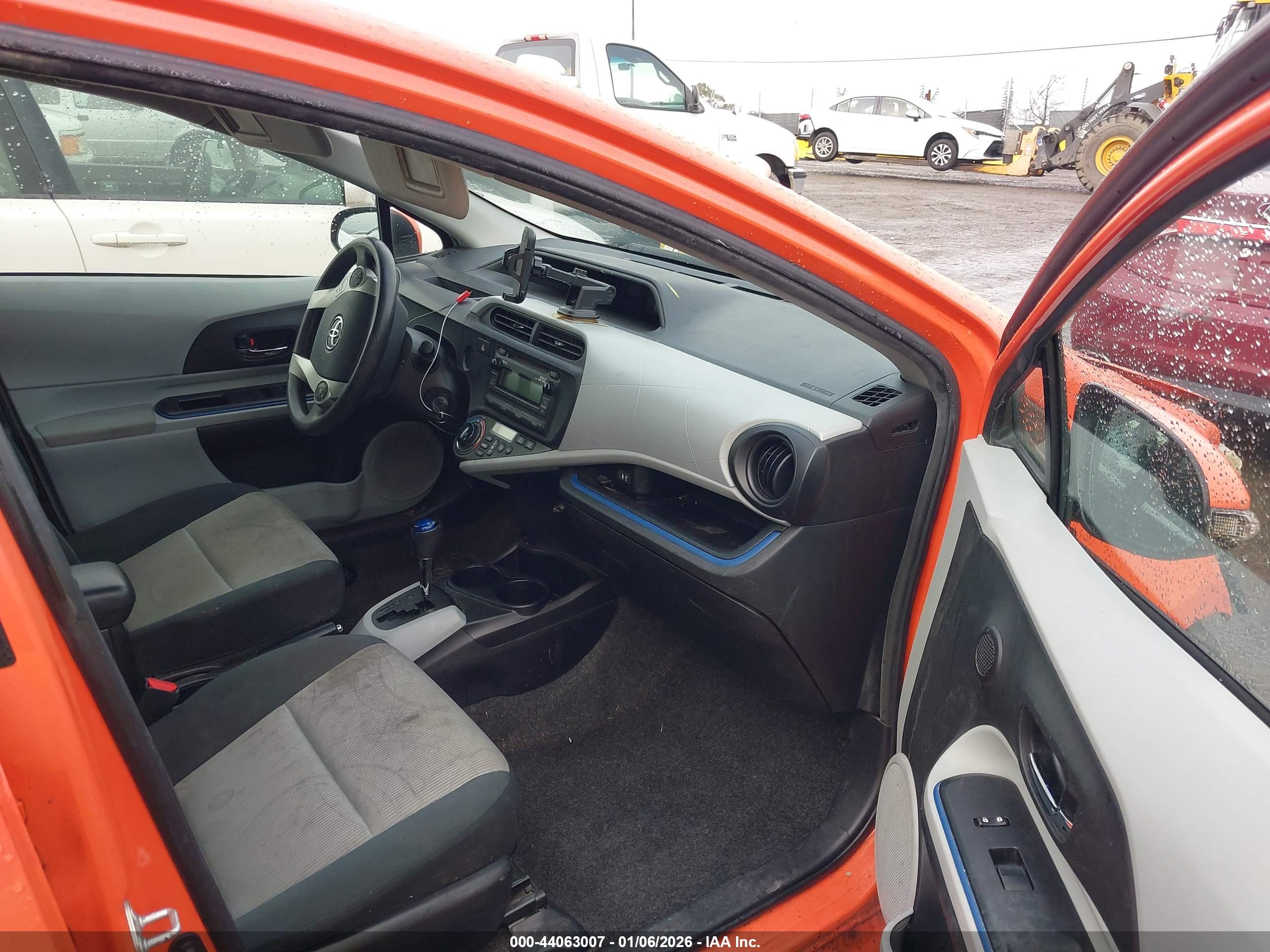 TOYOTA PRIUS image 5