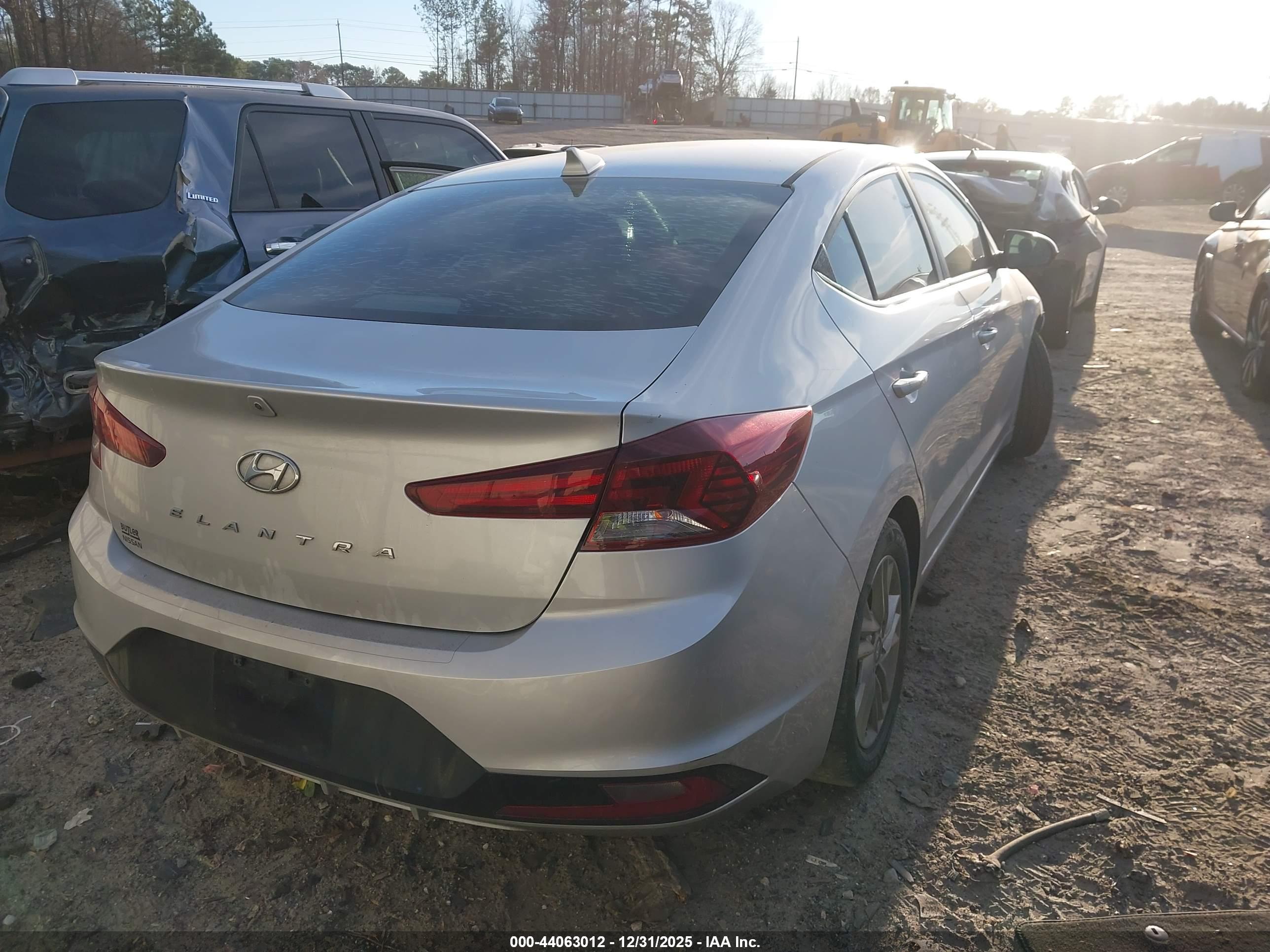 HYUNDAI ELANTRA image 4