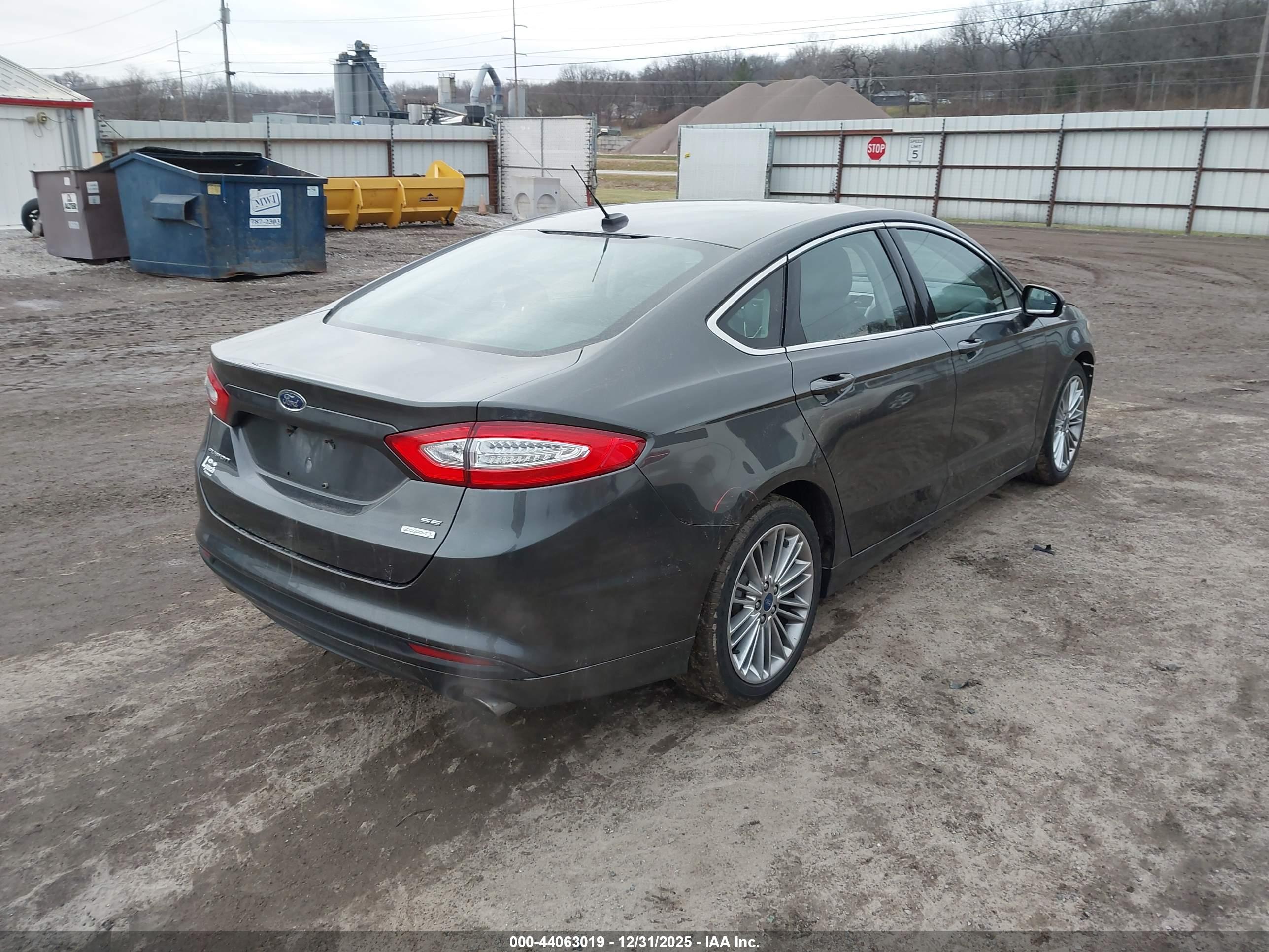 FORD FUSION image 4