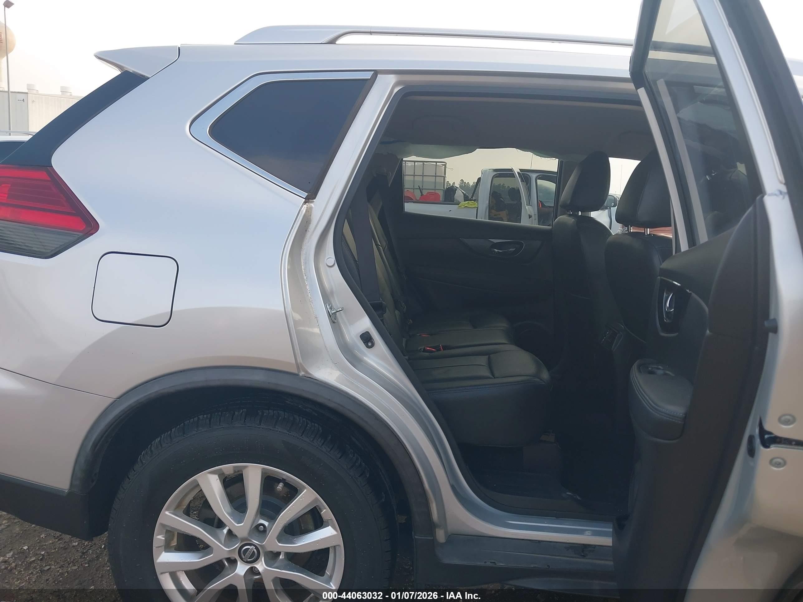 NISSAN ROGUE image 8