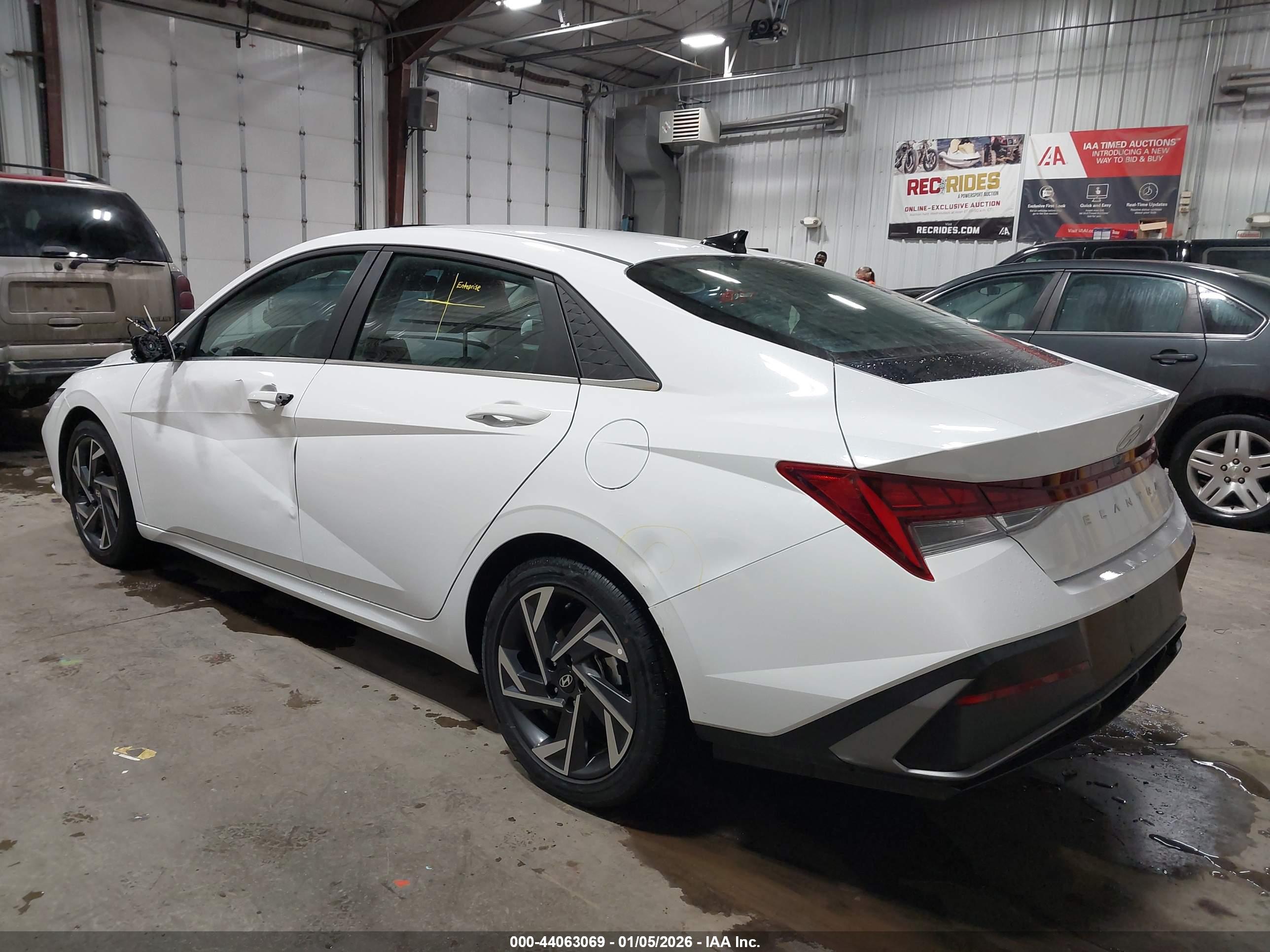 HYUNDAI ELANTRA image 3