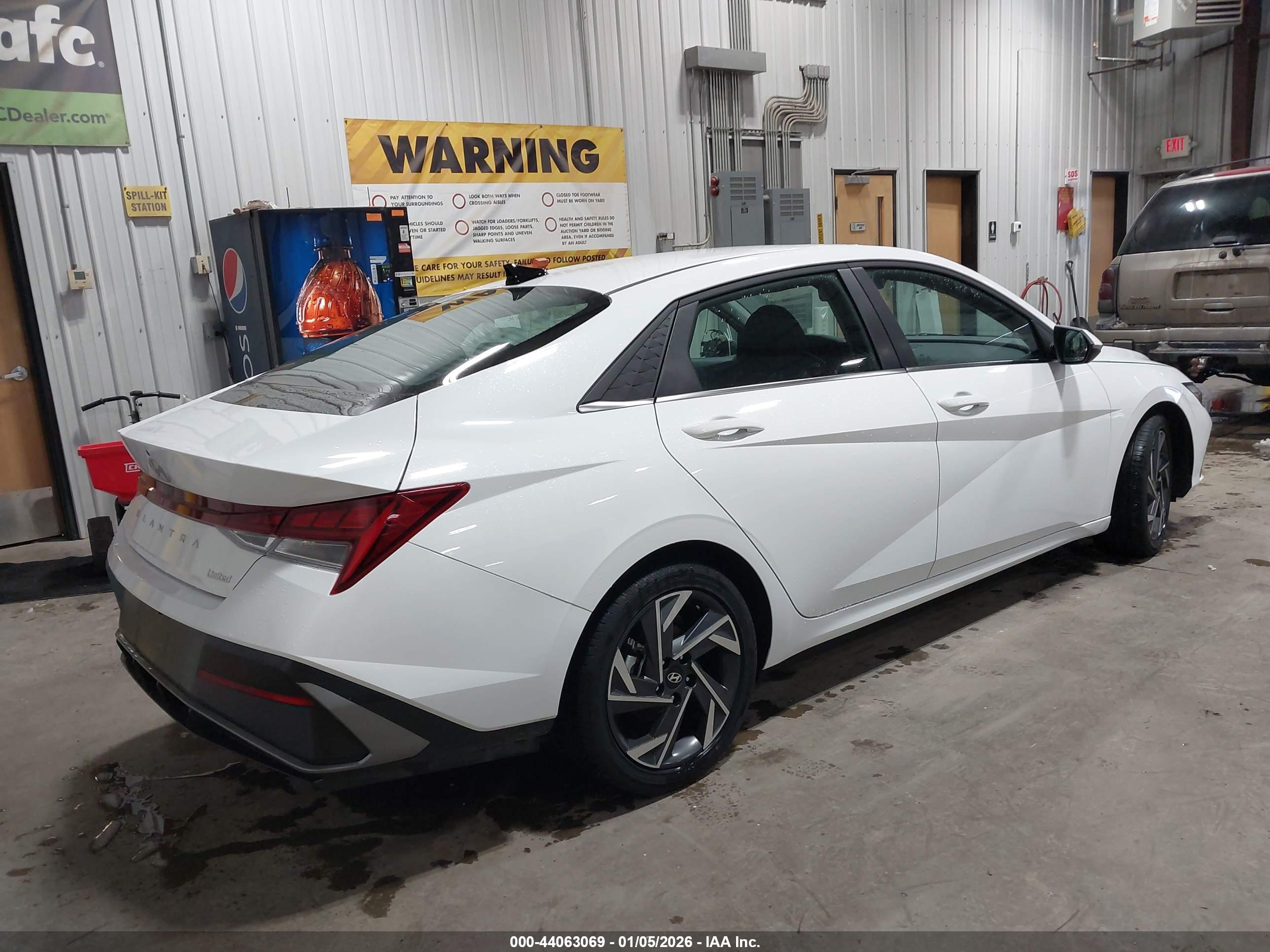 HYUNDAI ELANTRA image 4