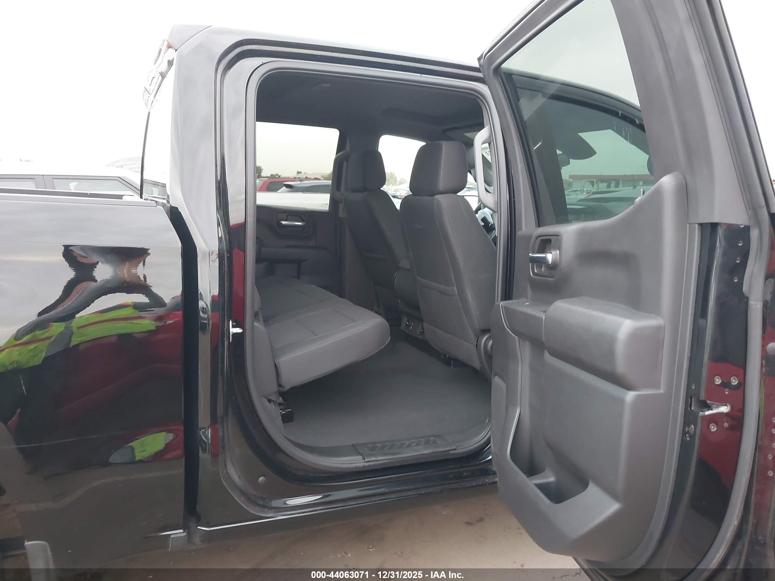 CHEVROLET SILVERADO image 8