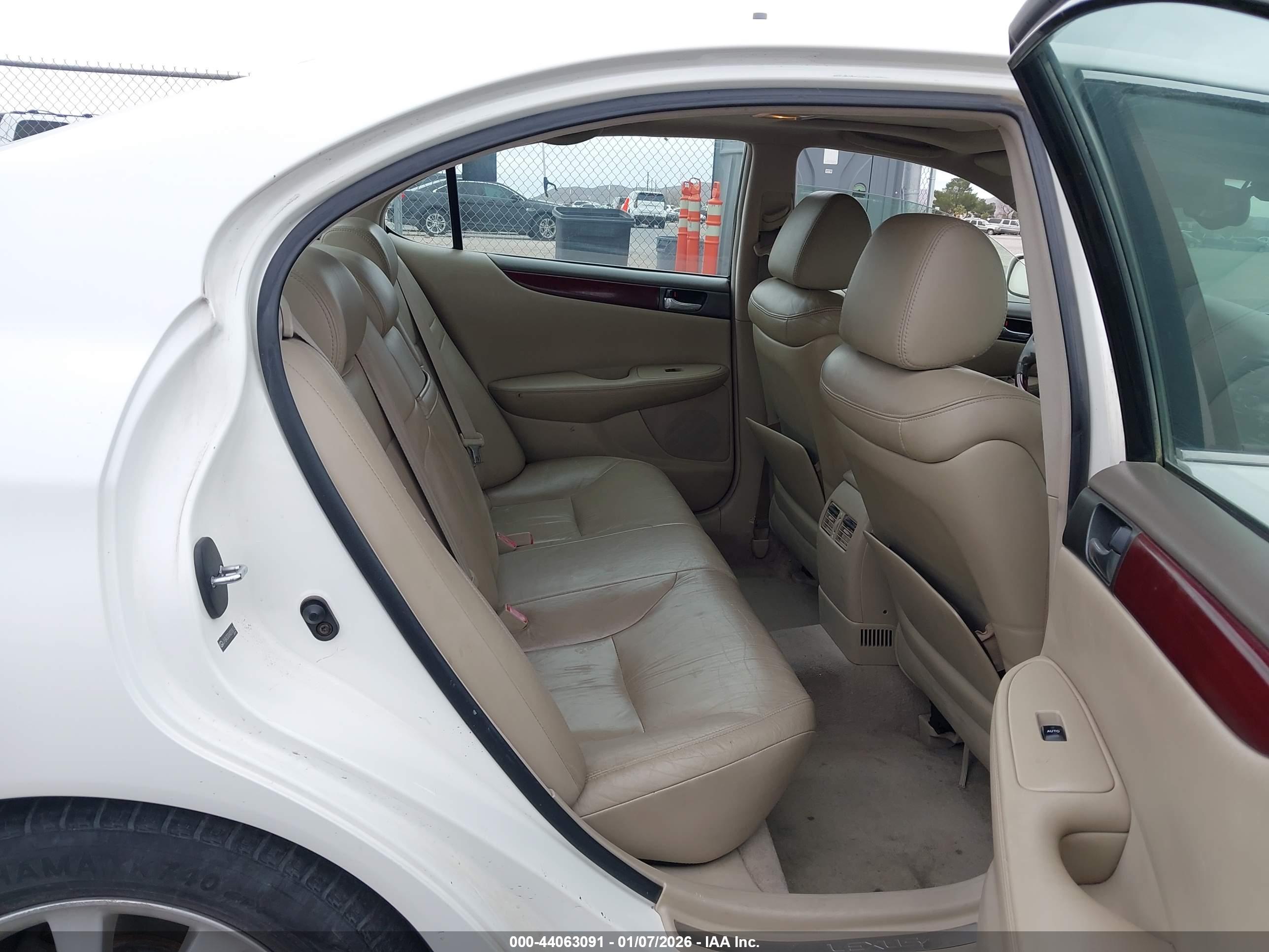 LEXUS ES image 8