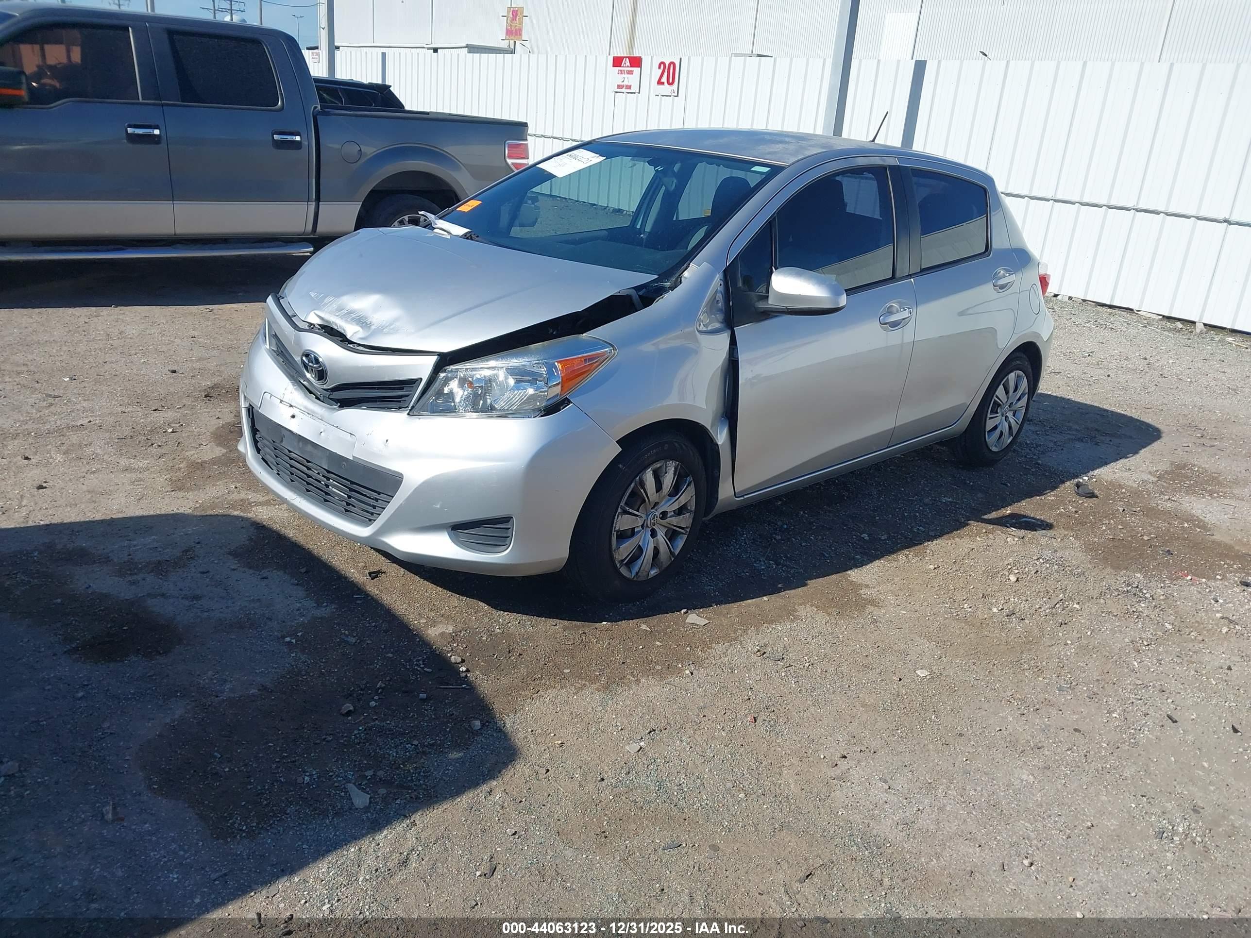 TOYOTA YARIS image 2