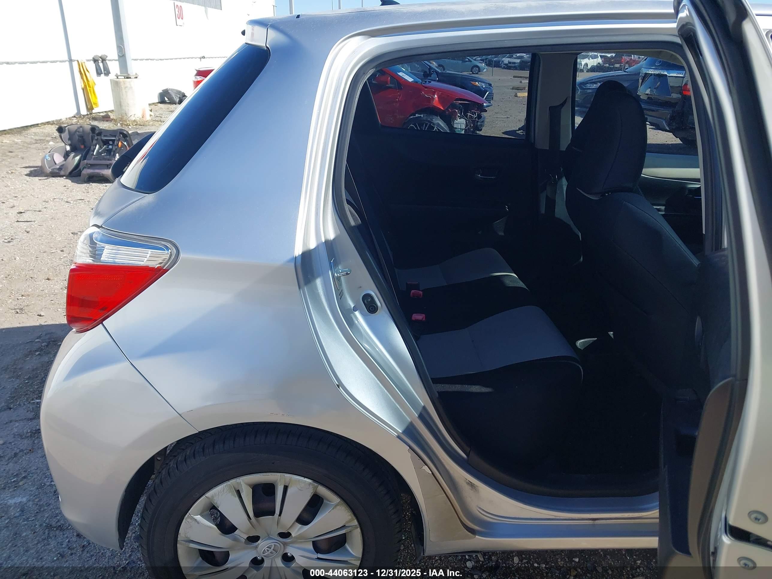 TOYOTA YARIS image 8