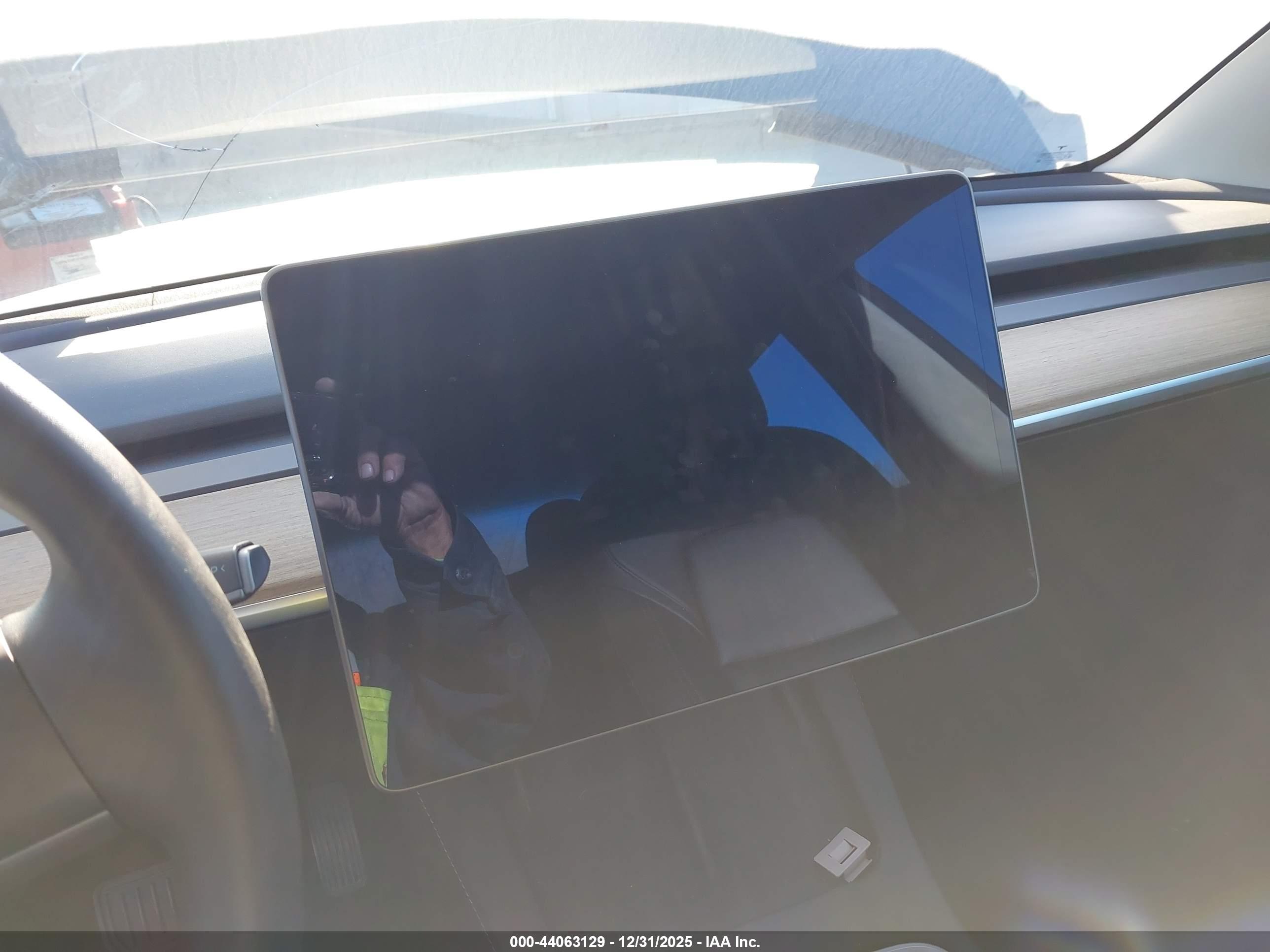 TESLA MODEL image 7
