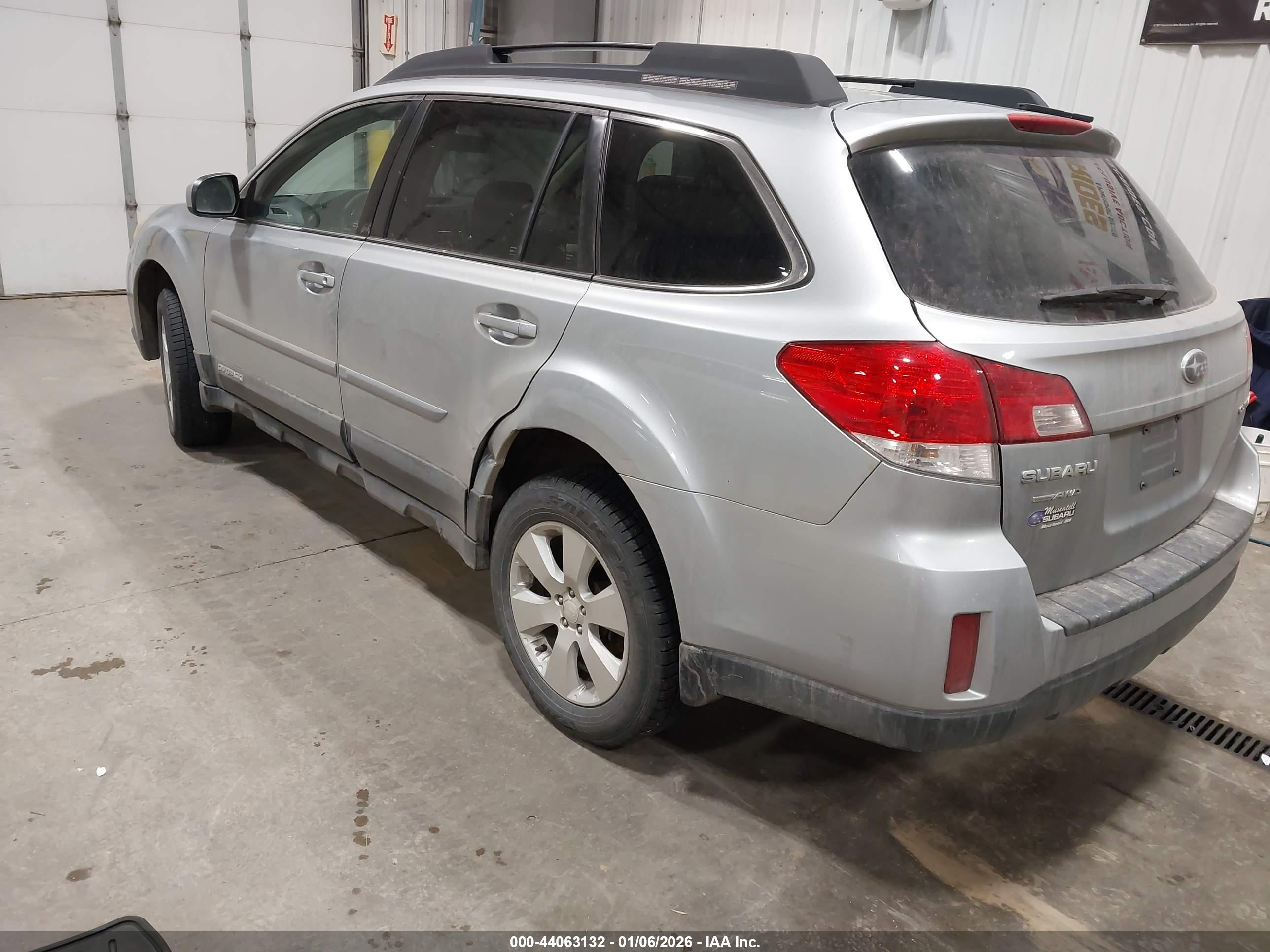SUBARU OUTBACK image 3