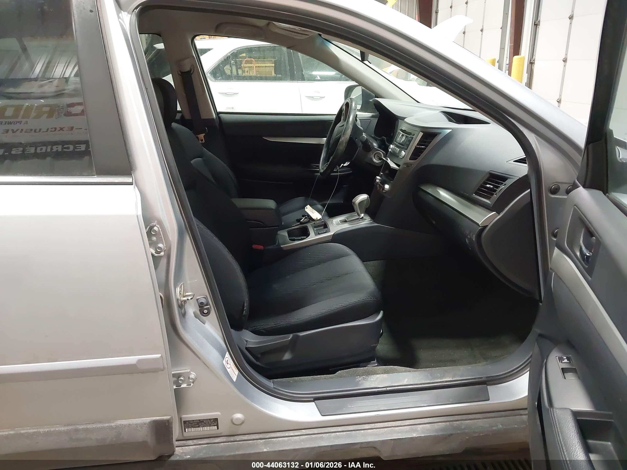 SUBARU OUTBACK image 5