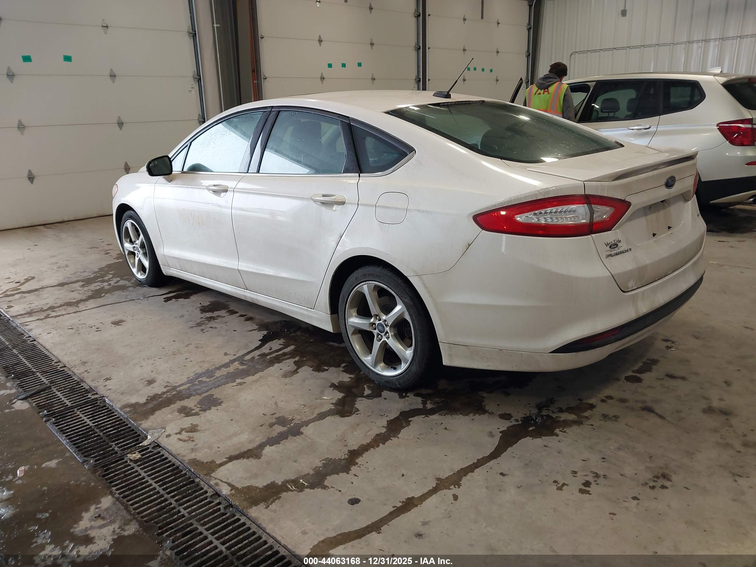 FORD FUSION image 3
