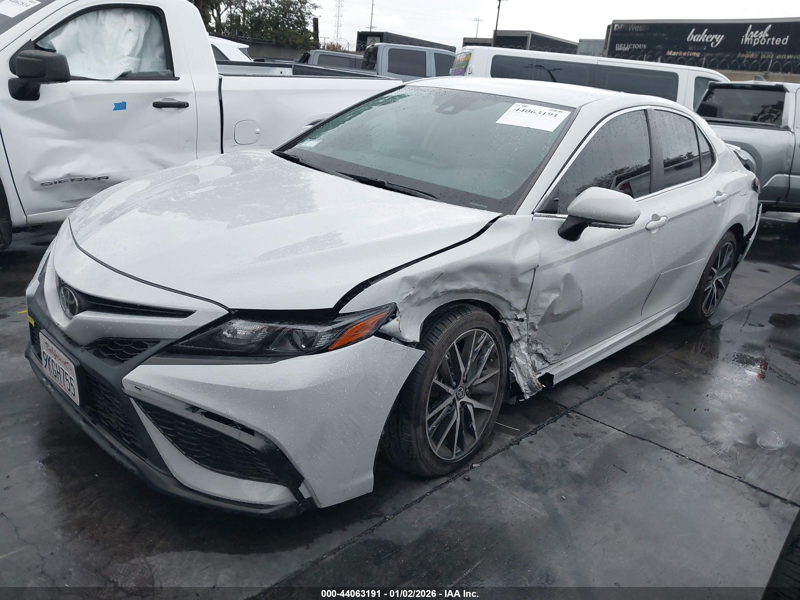 TOYOTA CAMRY image 2