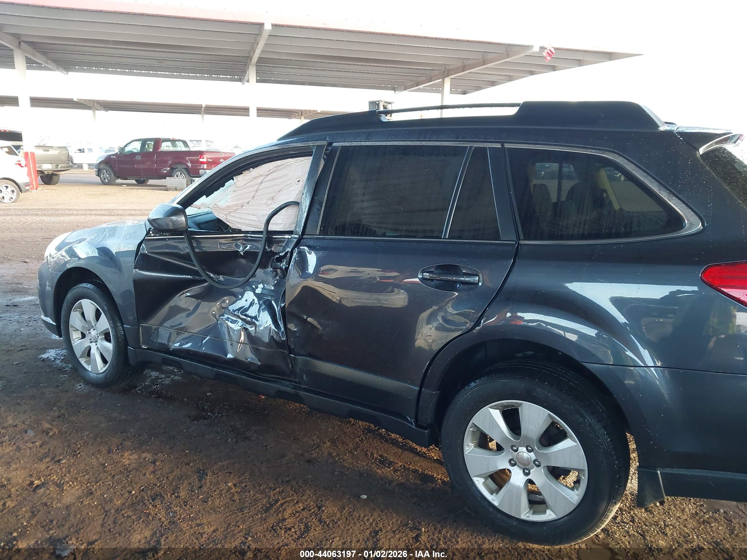SUBARU OUTBACK image 6
