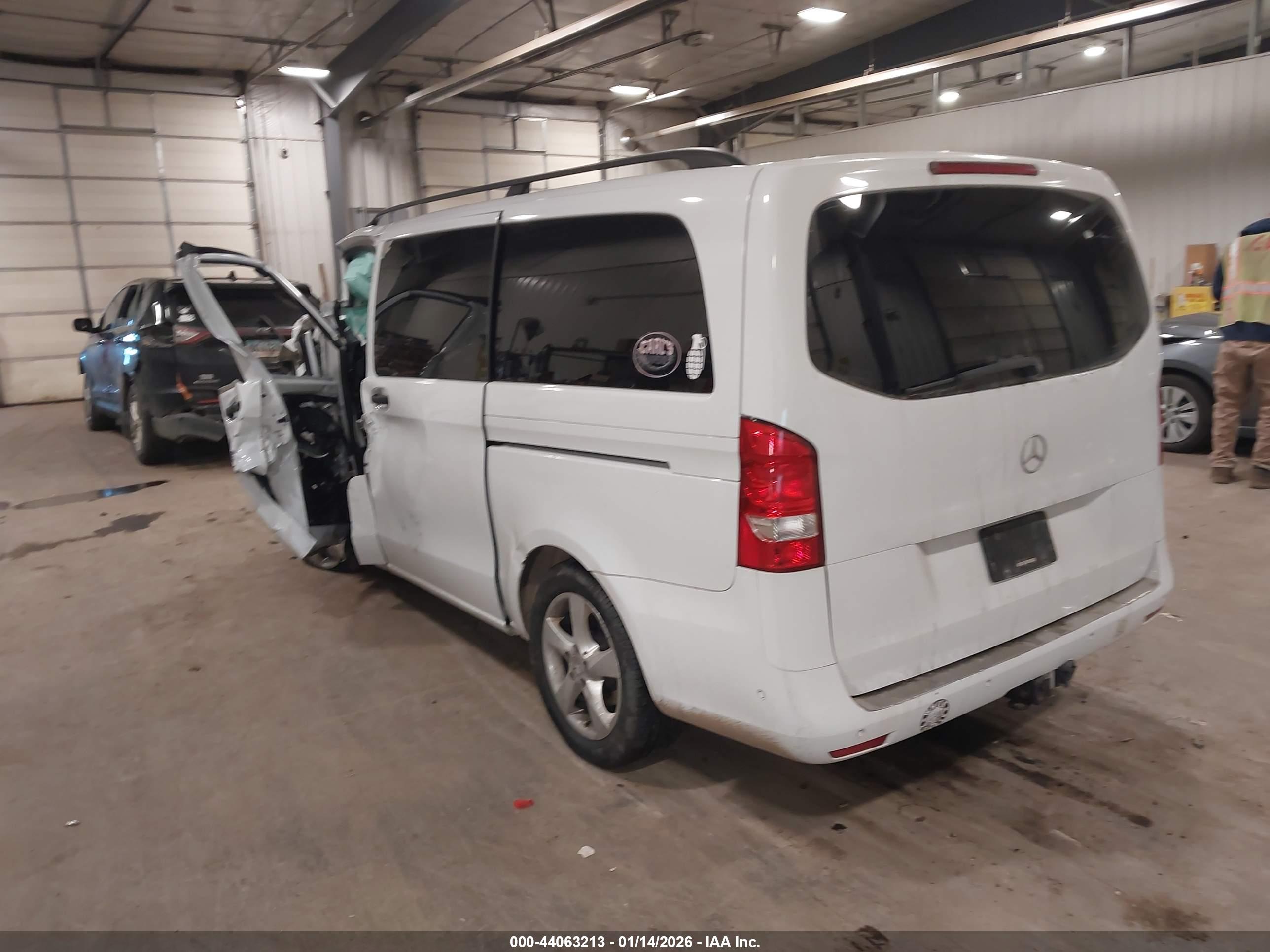 MERCEDES-BENZ METRIS image 3