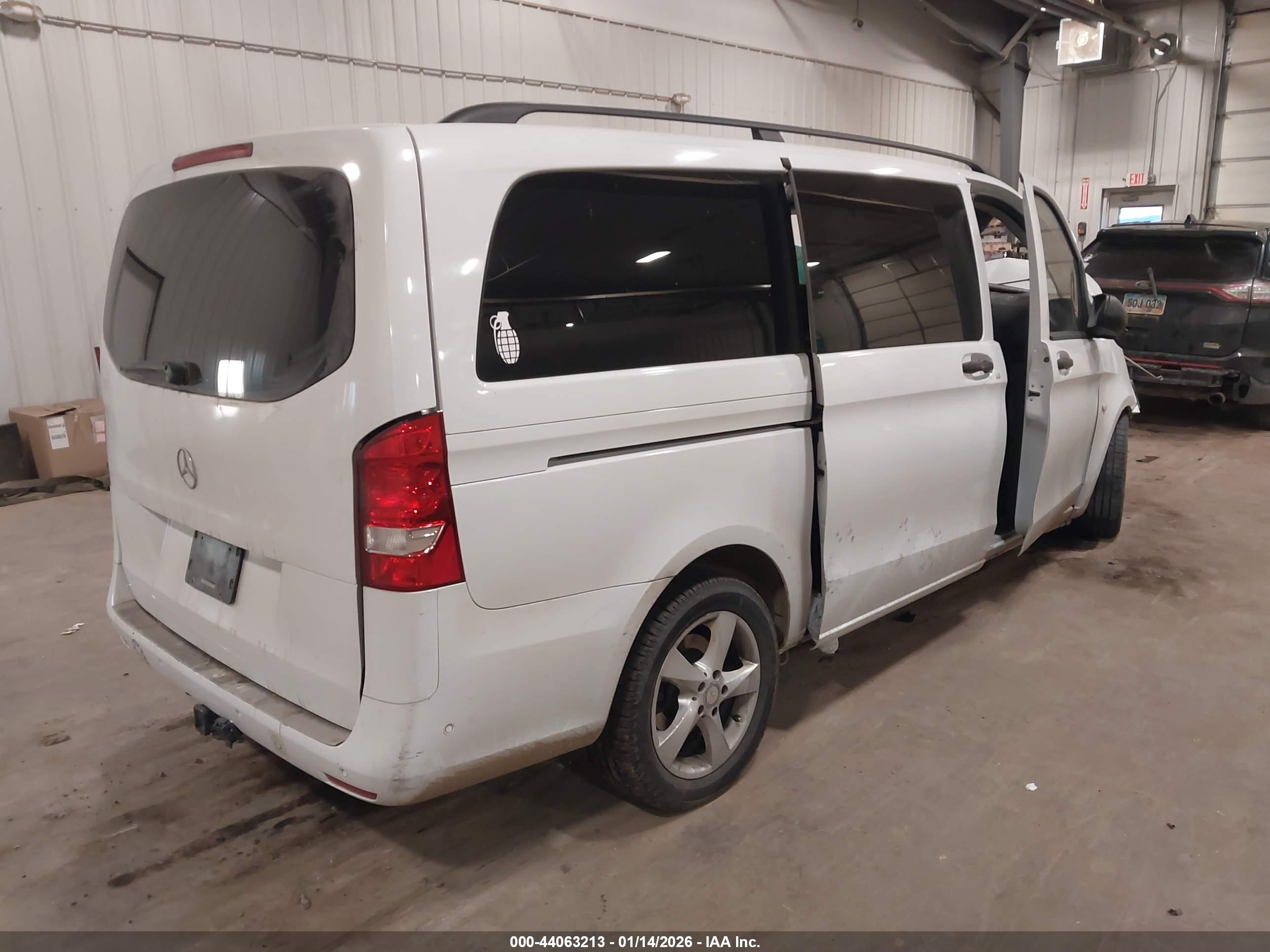 MERCEDES-BENZ METRIS image 4