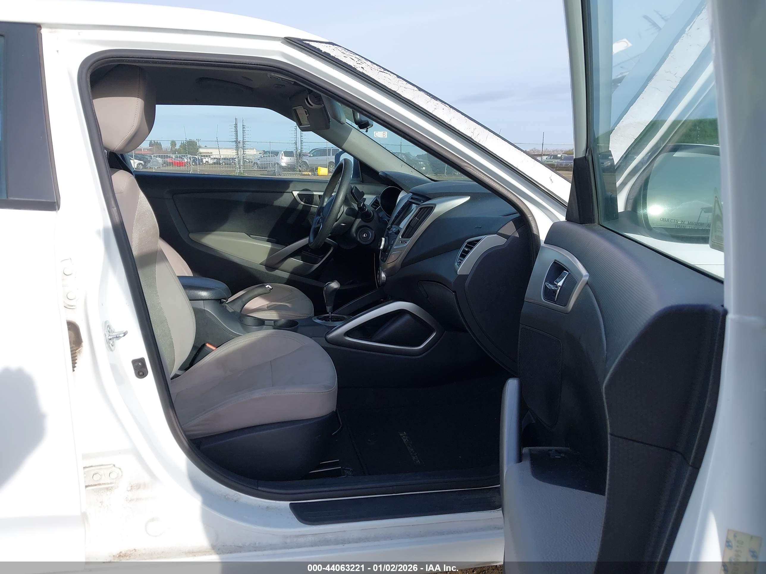 HYUNDAI VELOSTER image 5