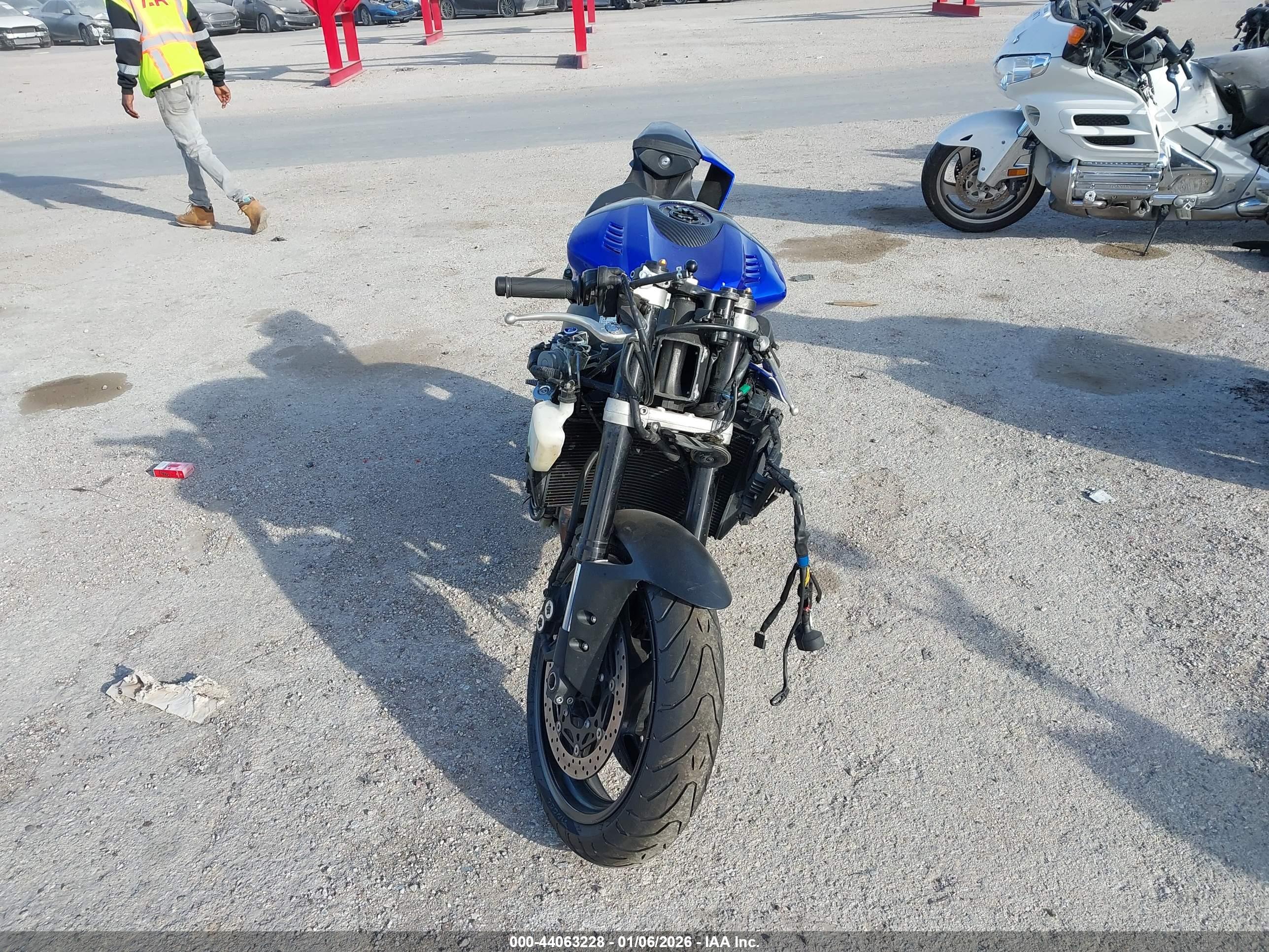 YAMAHA YZFR6 image 5