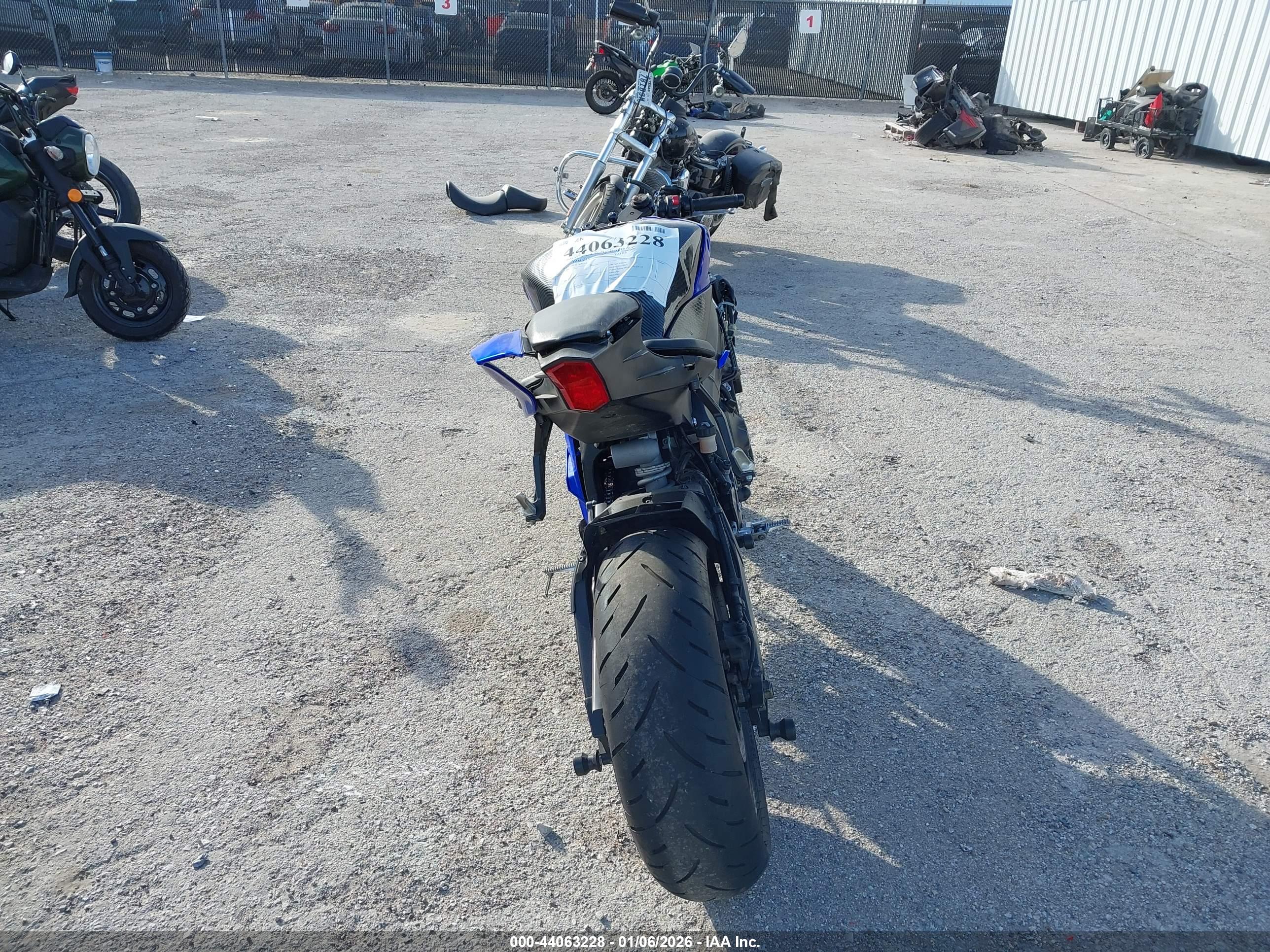 YAMAHA YZFR6 image 6