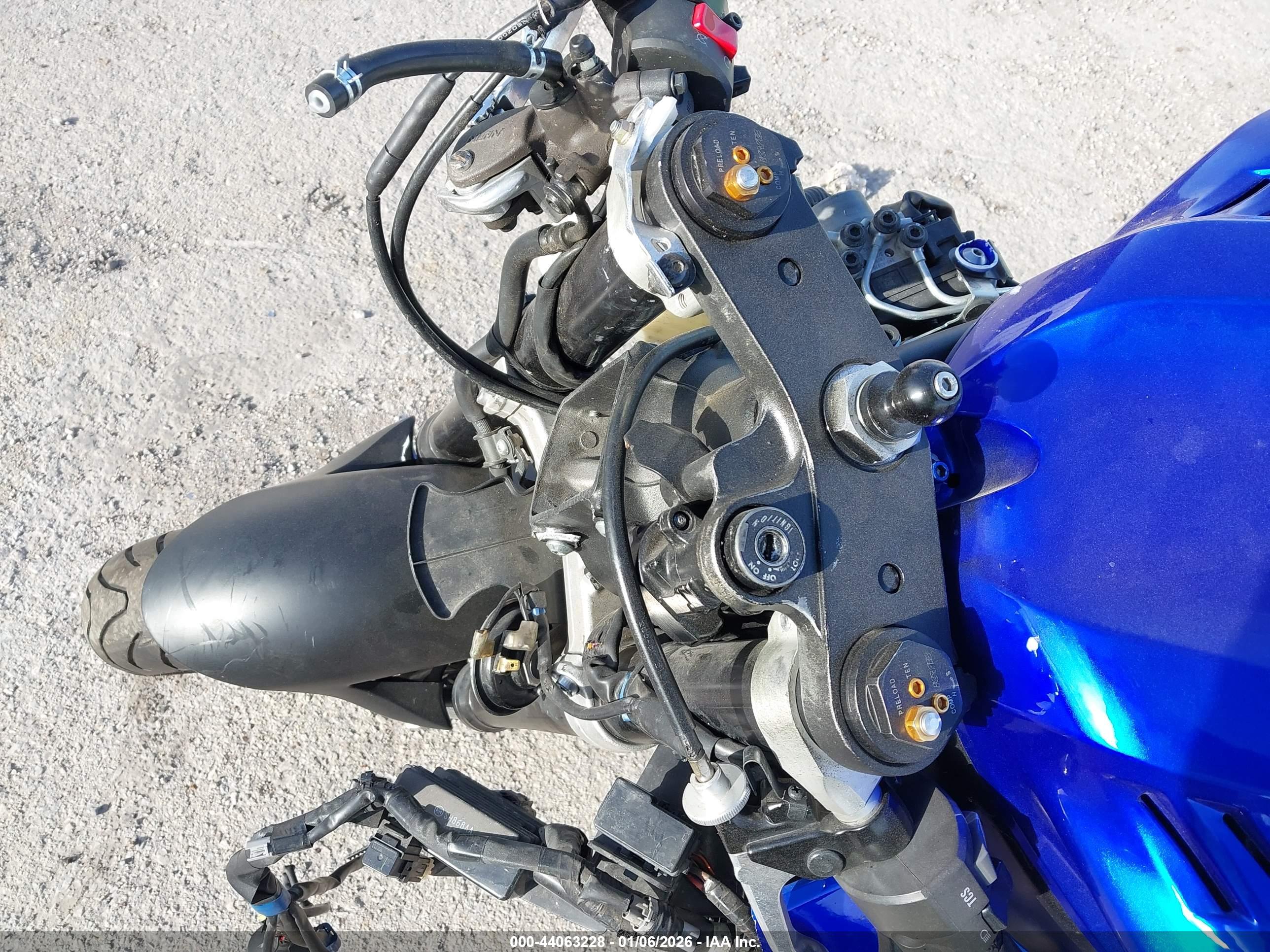 YAMAHA YZFR6 image 7