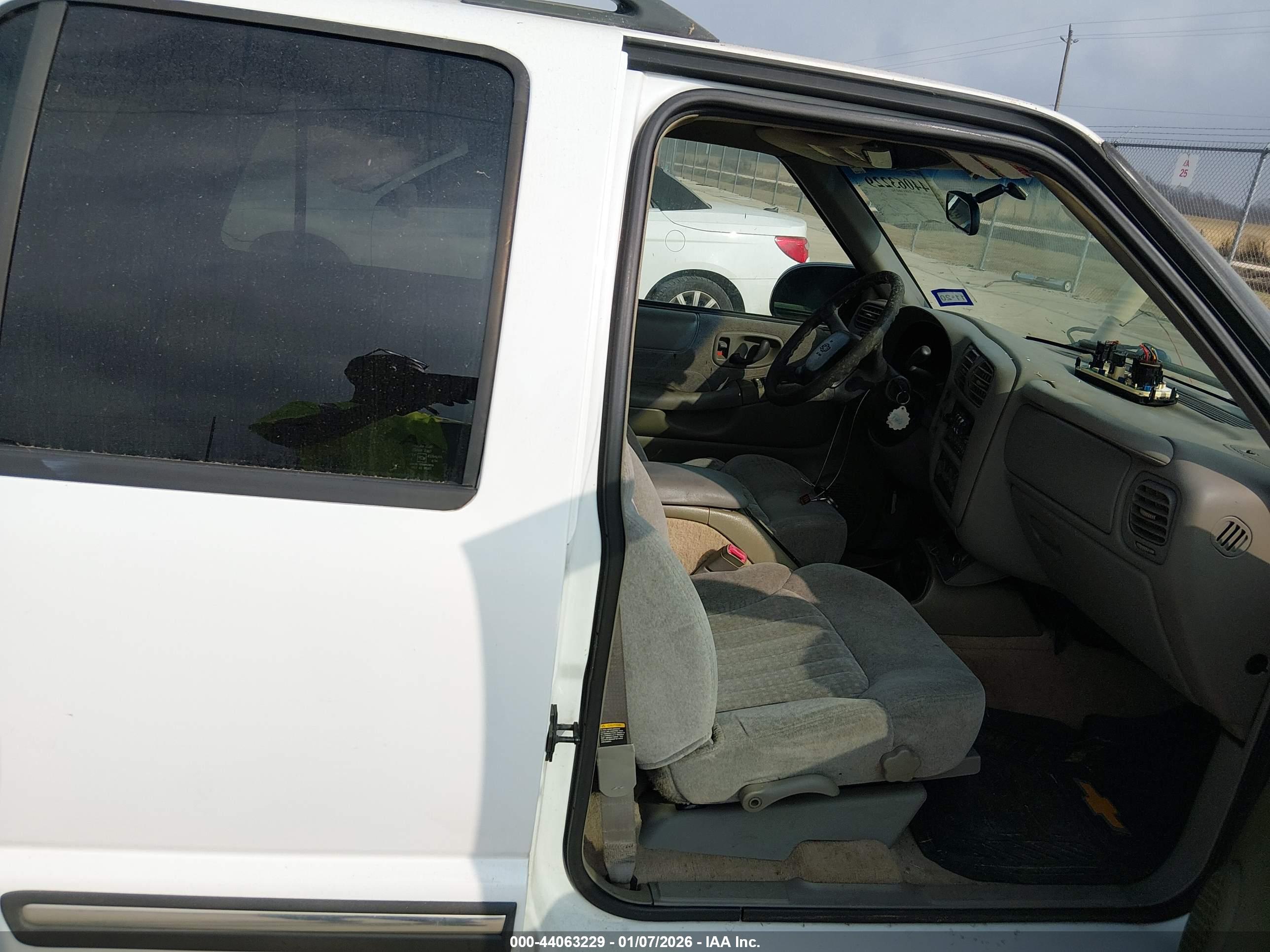 CHEVROLET BLAZER image 5
