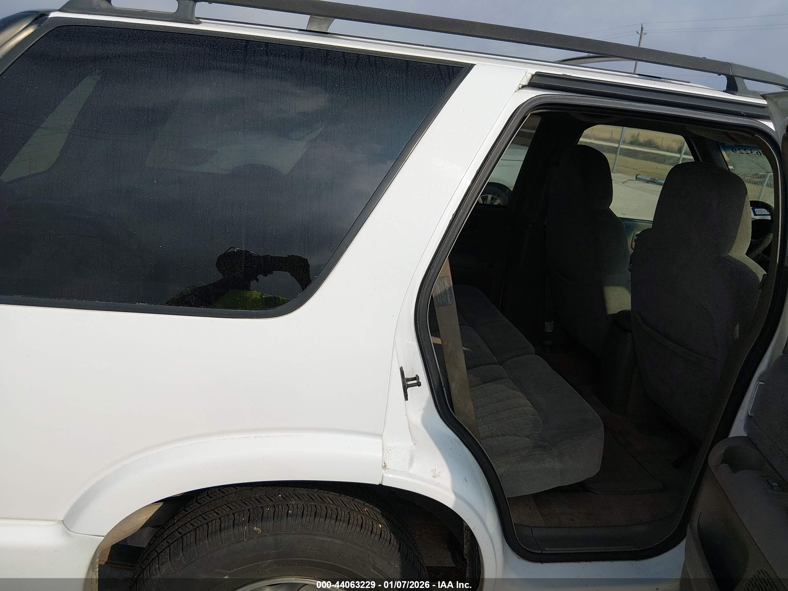 CHEVROLET BLAZER image 8