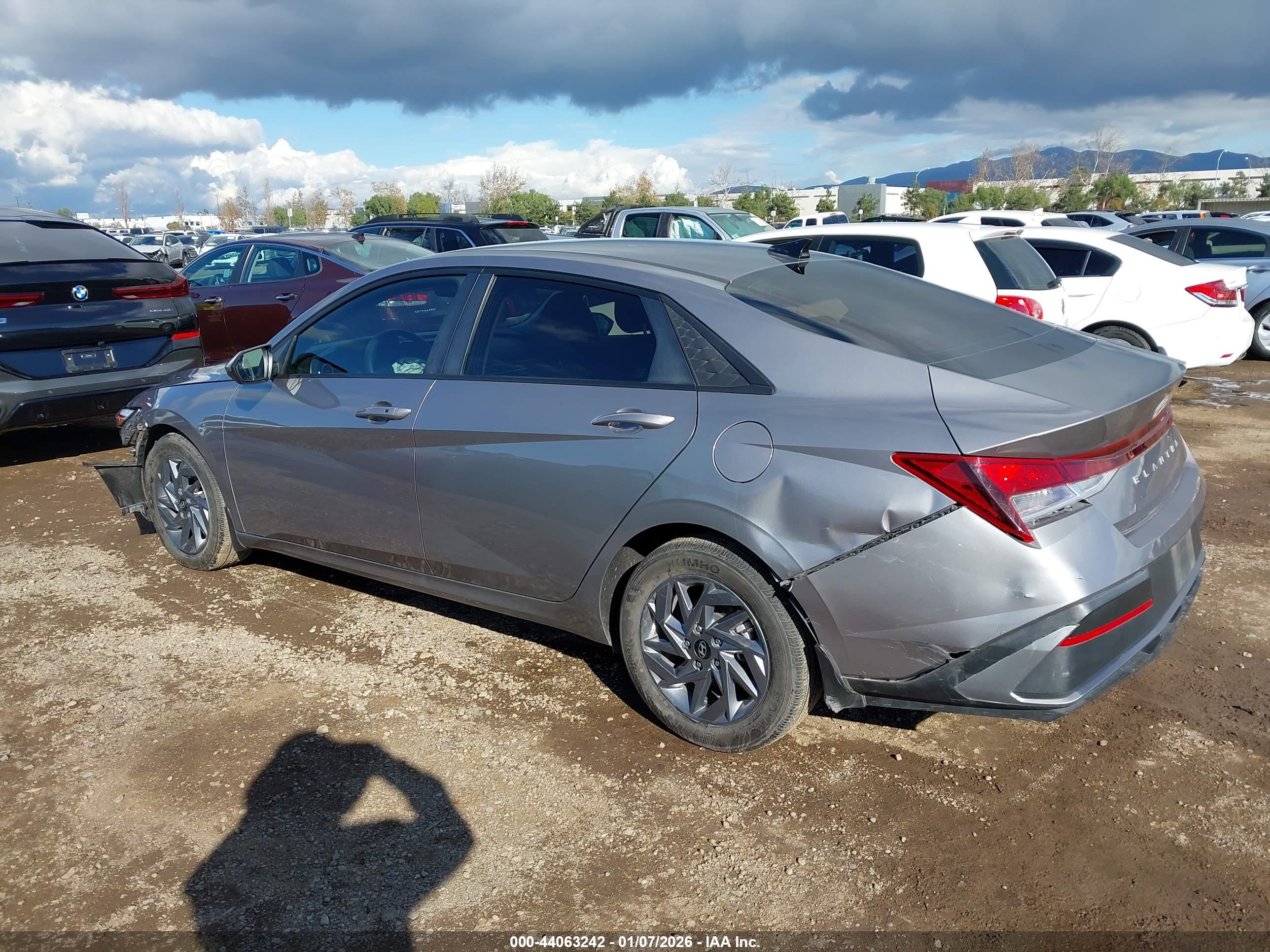 HYUNDAI ELANTRA image 3