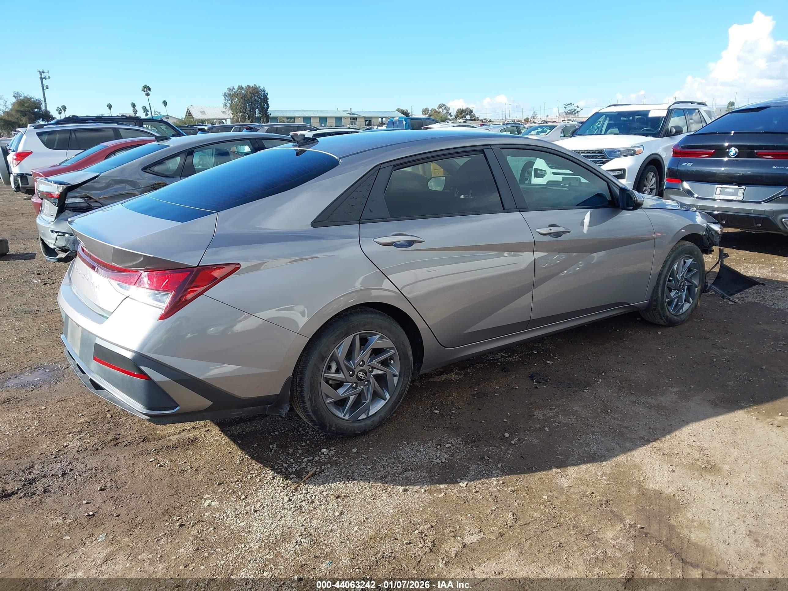 HYUNDAI ELANTRA image 4