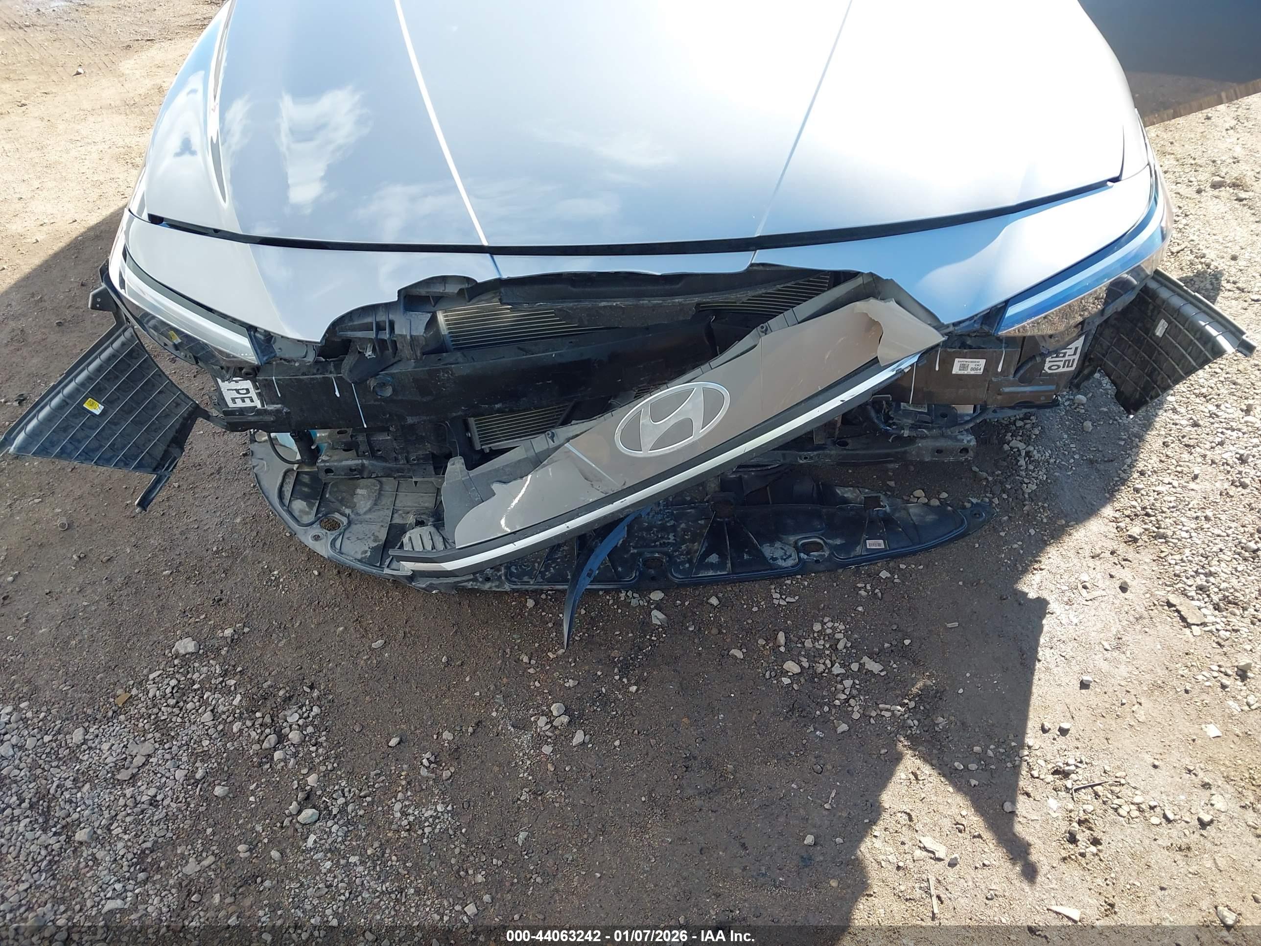 HYUNDAI ELANTRA image 6
