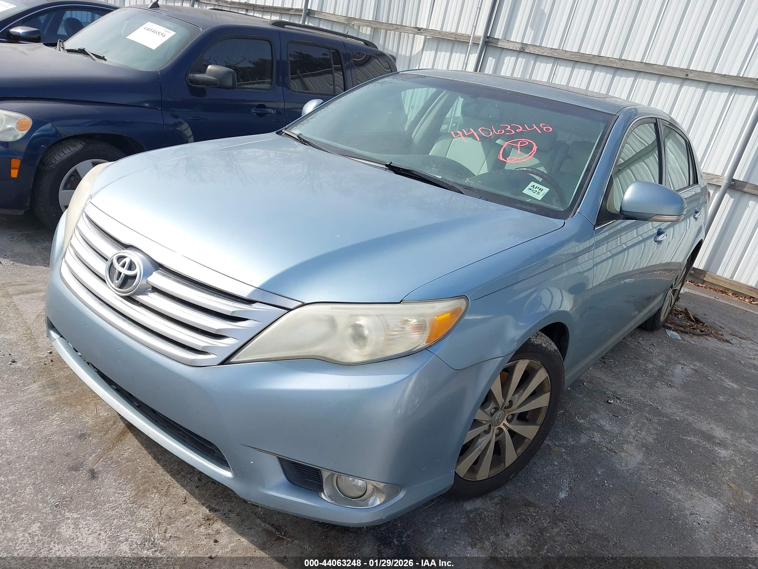 TOYOTA AVALON image 2