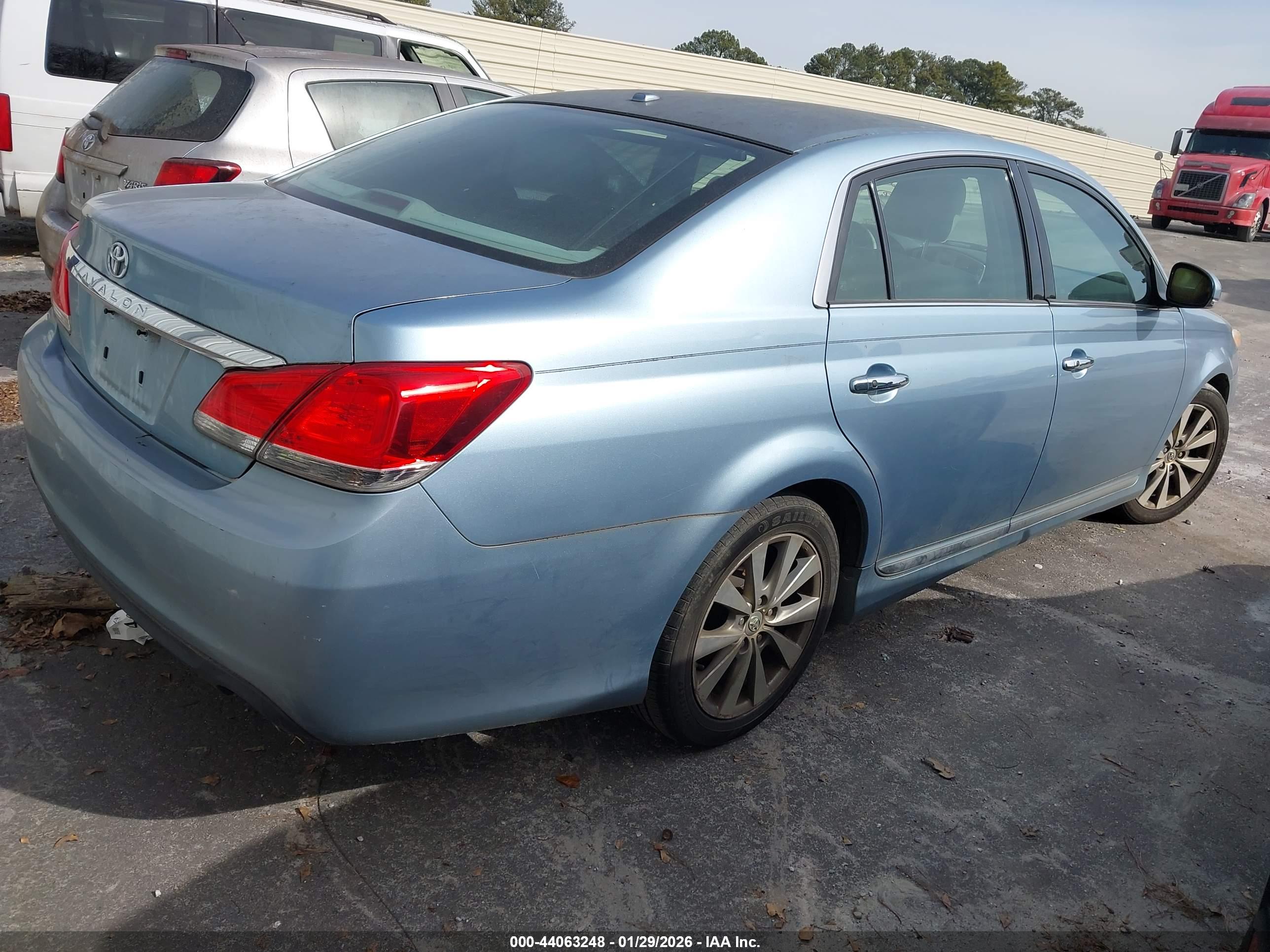 TOYOTA AVALON image 4