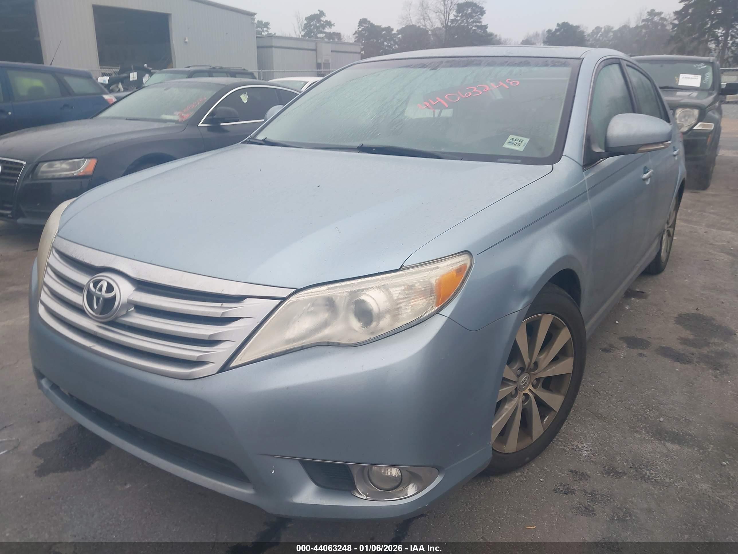 TOYOTA AVALON image 6