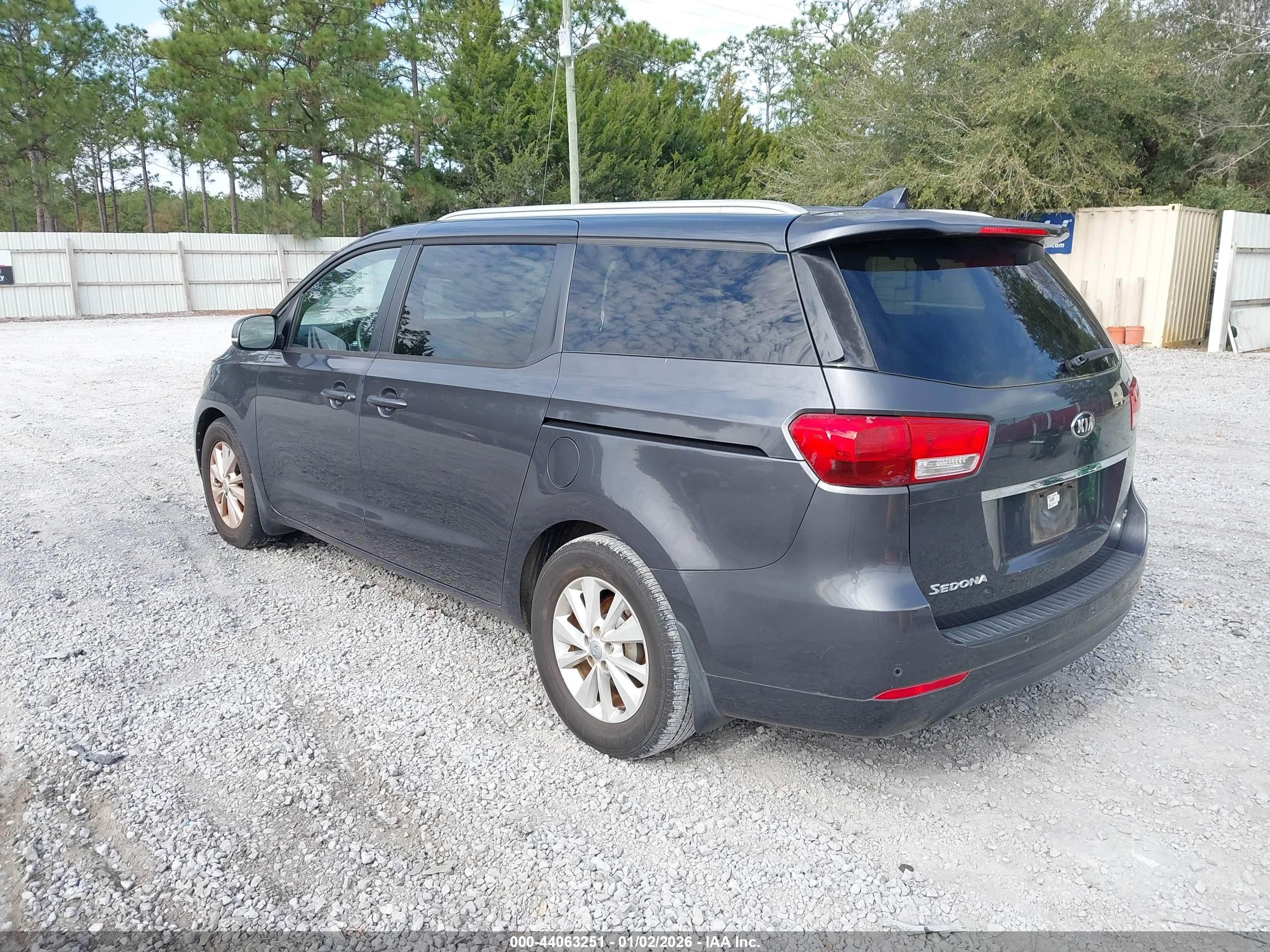 KIA SEDONA image 3