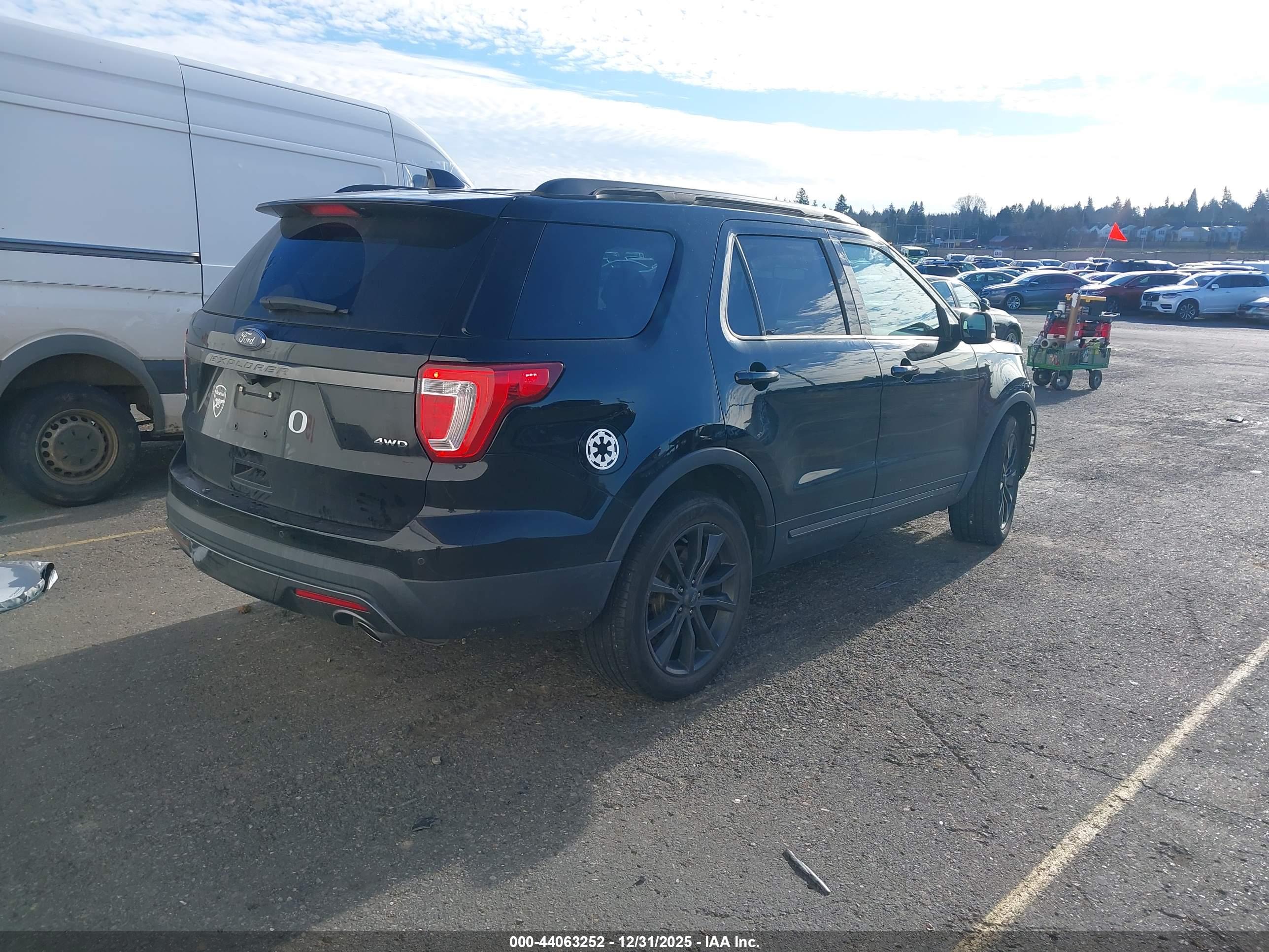 FORD EXPLORER image 4