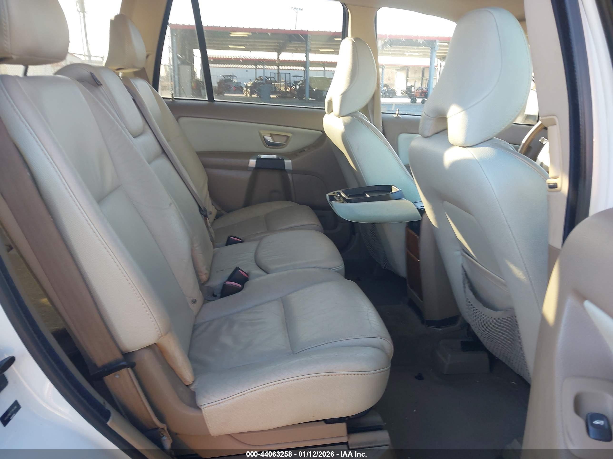 VOLVO XC90 image 8